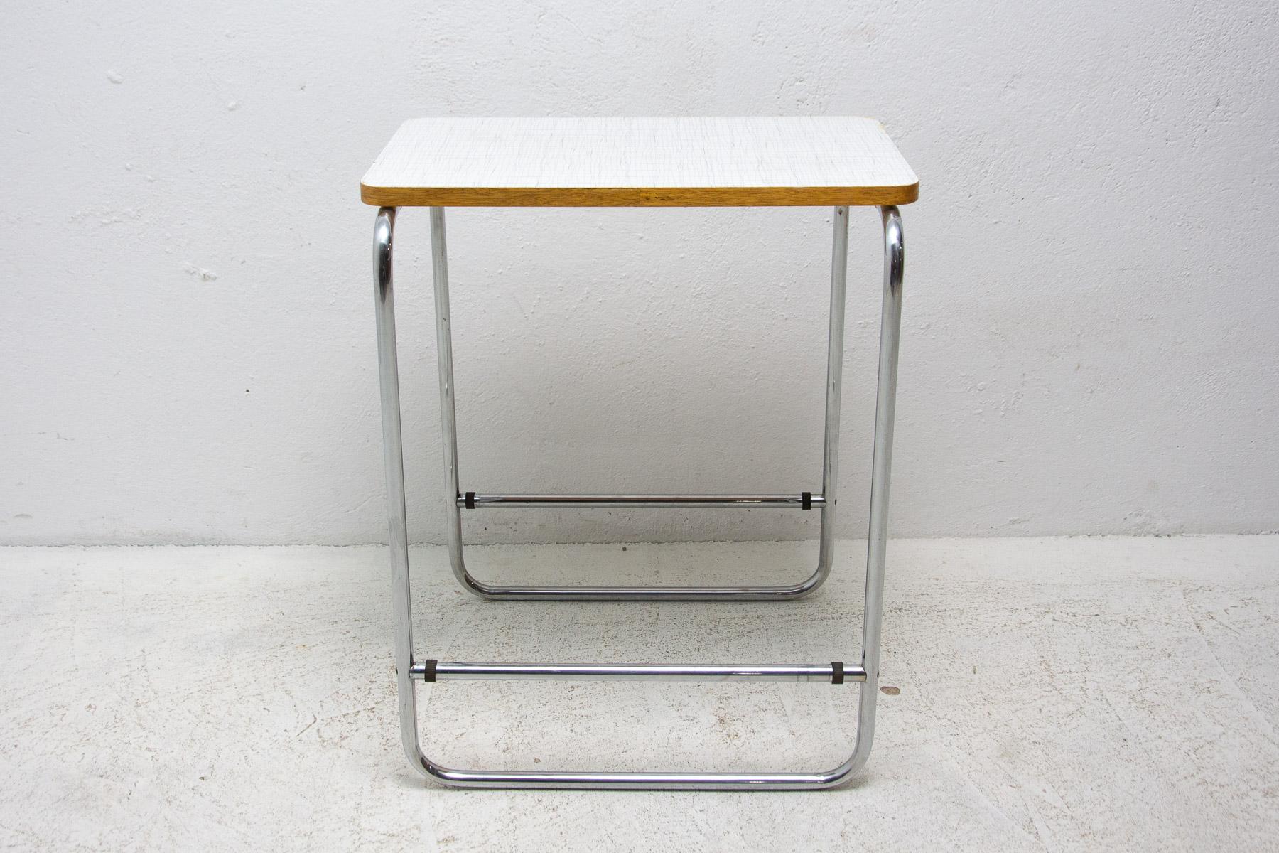 Tavolino cromato con piatto in formica nello stile di Marcel Breuer, realizzato durante il periodo Bauhaus nell'ex Cecoslovacchia, molto probabilmente negli anni '30.

Presenta una struttura cromata e un piano in formica.

Il tavolo è