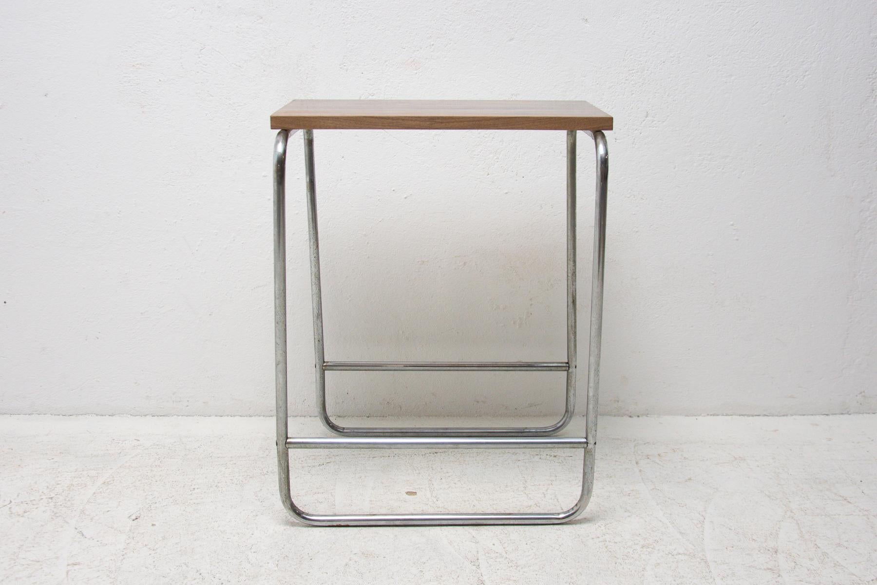 Chrome side table in the style of Marcel Breuer, made during the Bauhaus period in the former Czechoslovakia, most likely in the 1930s.

It features a chromed construction and a walnut top plate.

The table is generally in good vintage