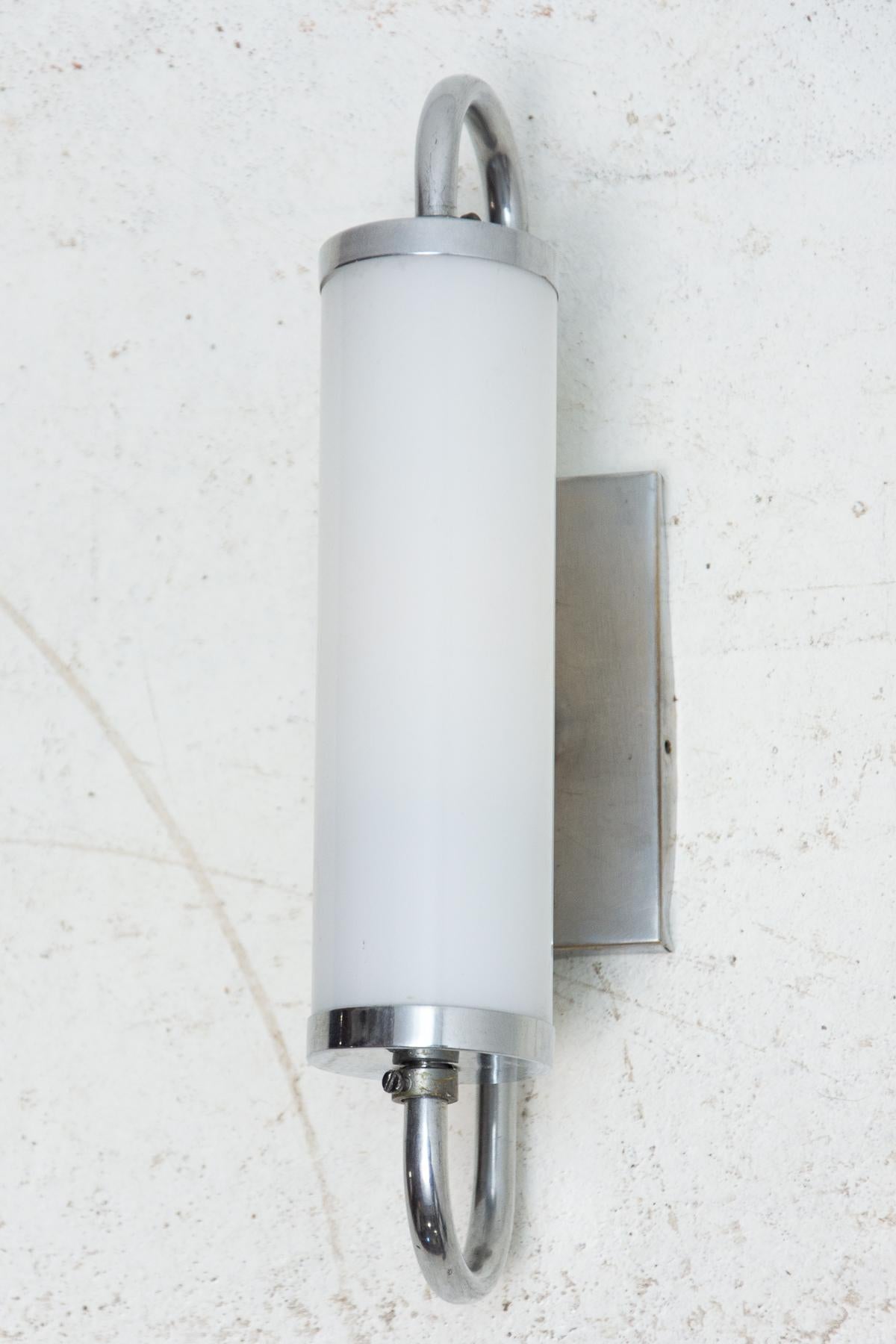 Bauhaus chromium plated long wall lamp in the shape of a roller. It was made in the former Czechoslovakia in the 1930´s. The lamp is in very good Vintage condition. Fully functional. It is a beautiful example of European functionalism.

Measures: