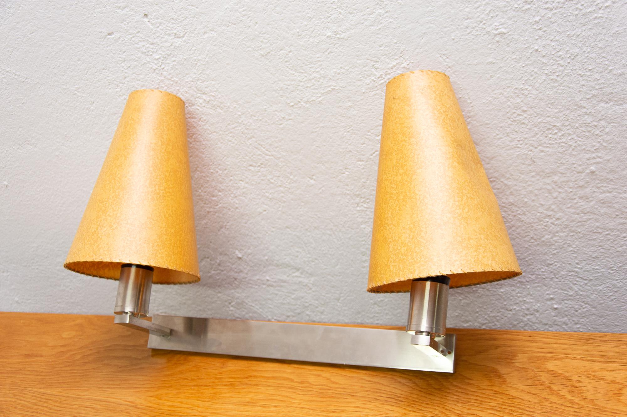Lampe murale chromée Bauhaus avec deux abat-jour par Vlastimil Brožek, Tchécoslovaquie Bon état à Prague 8, CZ
