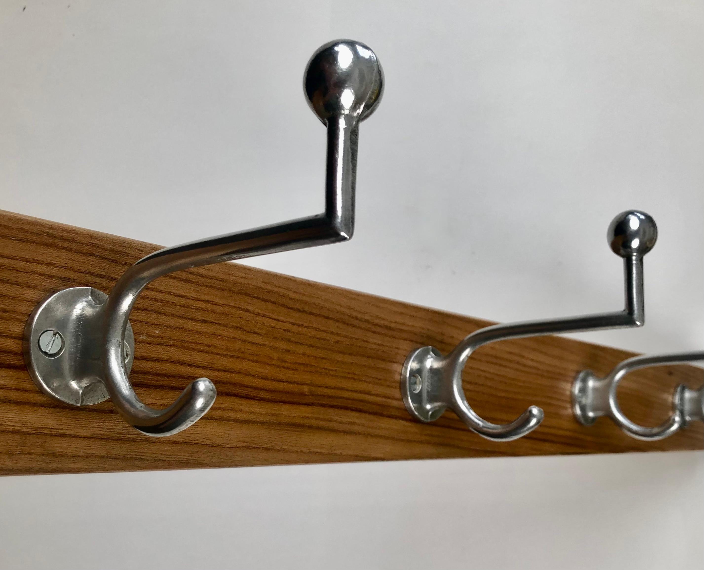 Set di ganci per cappotti Bauhaus degli anni '30, prodotti in Germania in vendita 4