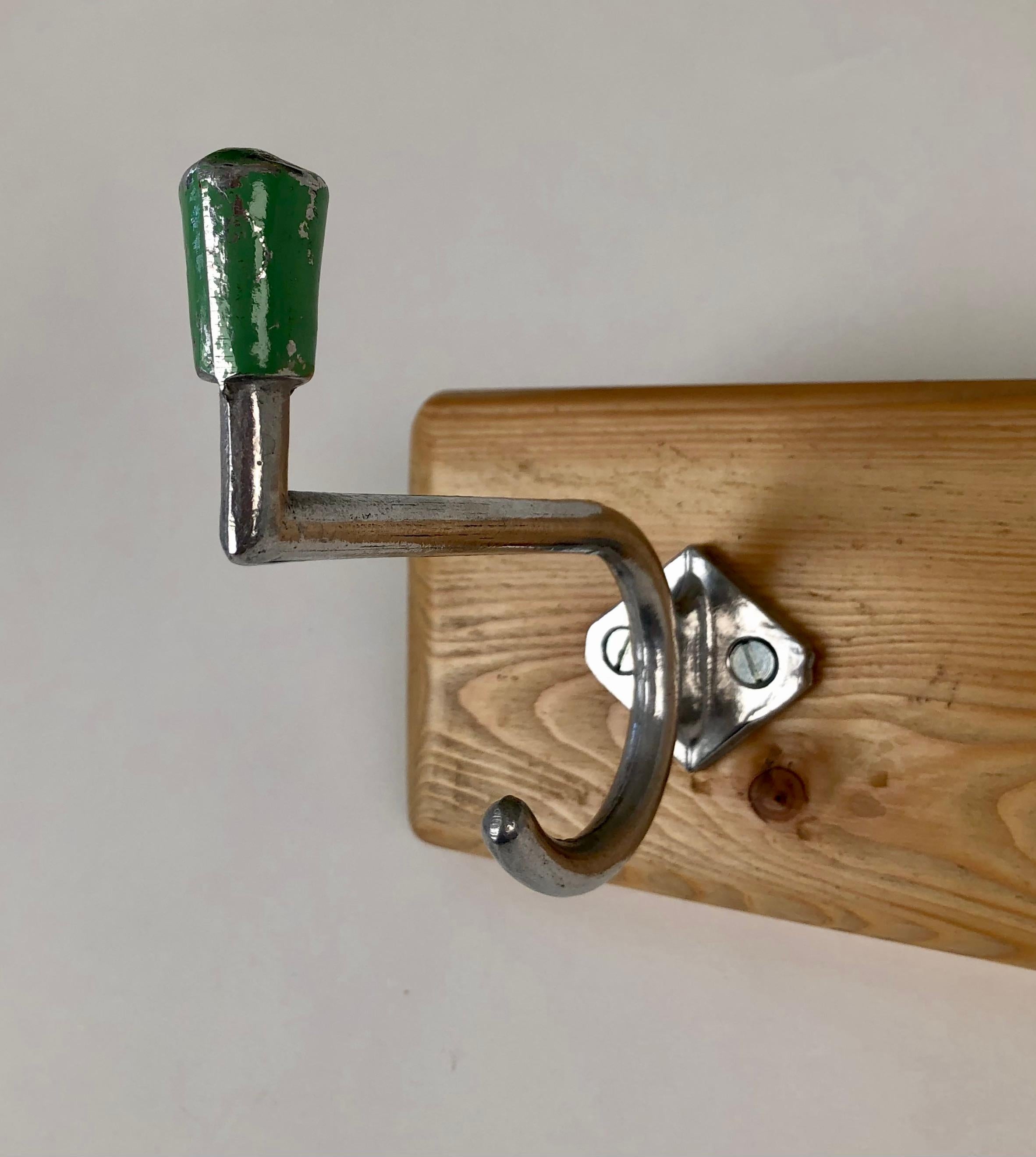 Un ensemble de trois patères Bauhaus en aluminium avec des accents originaux en vert tilleul.
Les trois crochets sont montés sur le panneau arrière en pin d'origine.
Le vert tilleul était une couleur populaire dans les années 1930.

Le bois était à