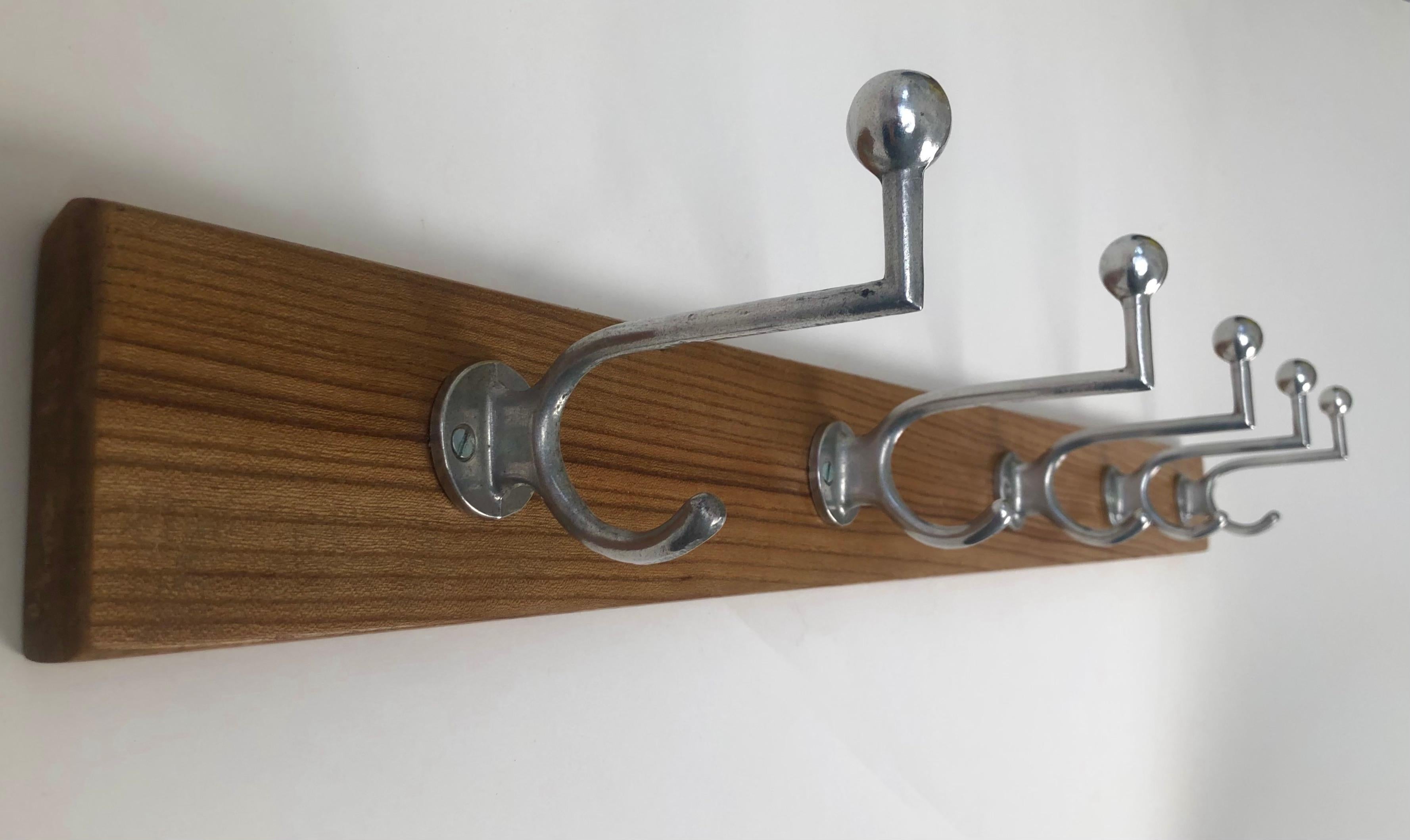 Moderno Set di ganci per cappotti Bauhaus degli anni '30, prodotti in Germania in vendita