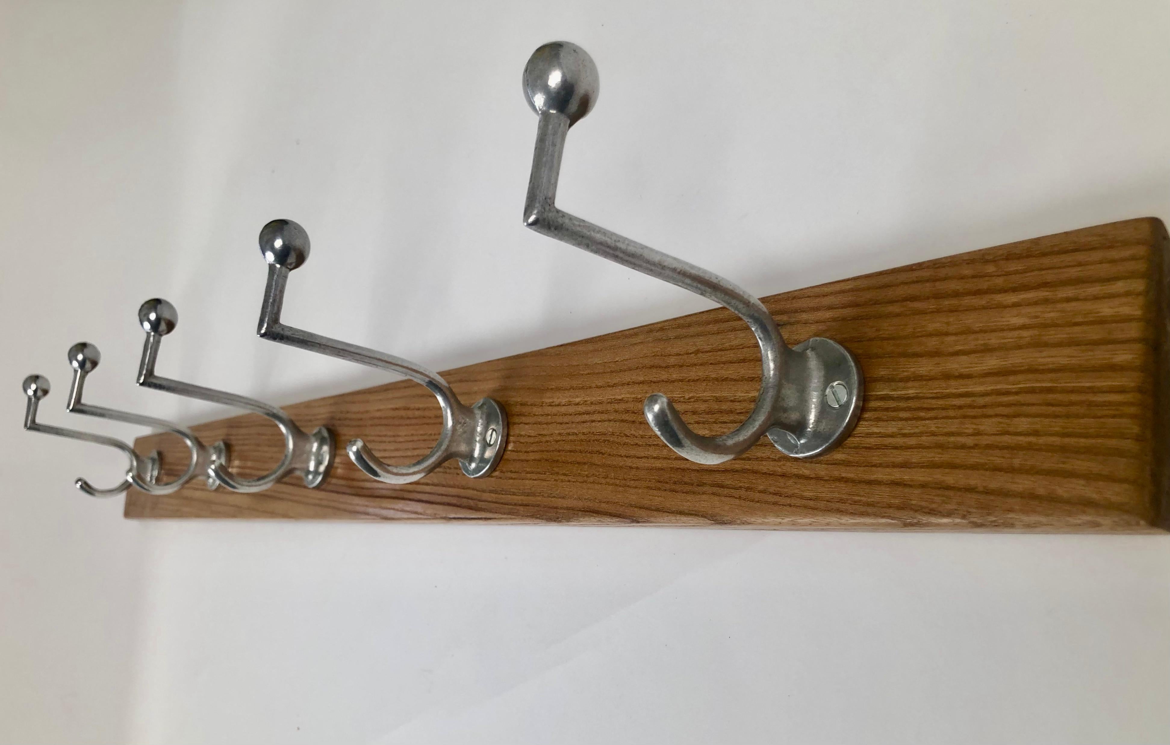 Set di ganci per cappotti Bauhaus degli anni '30, prodotti in Germania In condizioni buone in vendita a Vienna, Austria