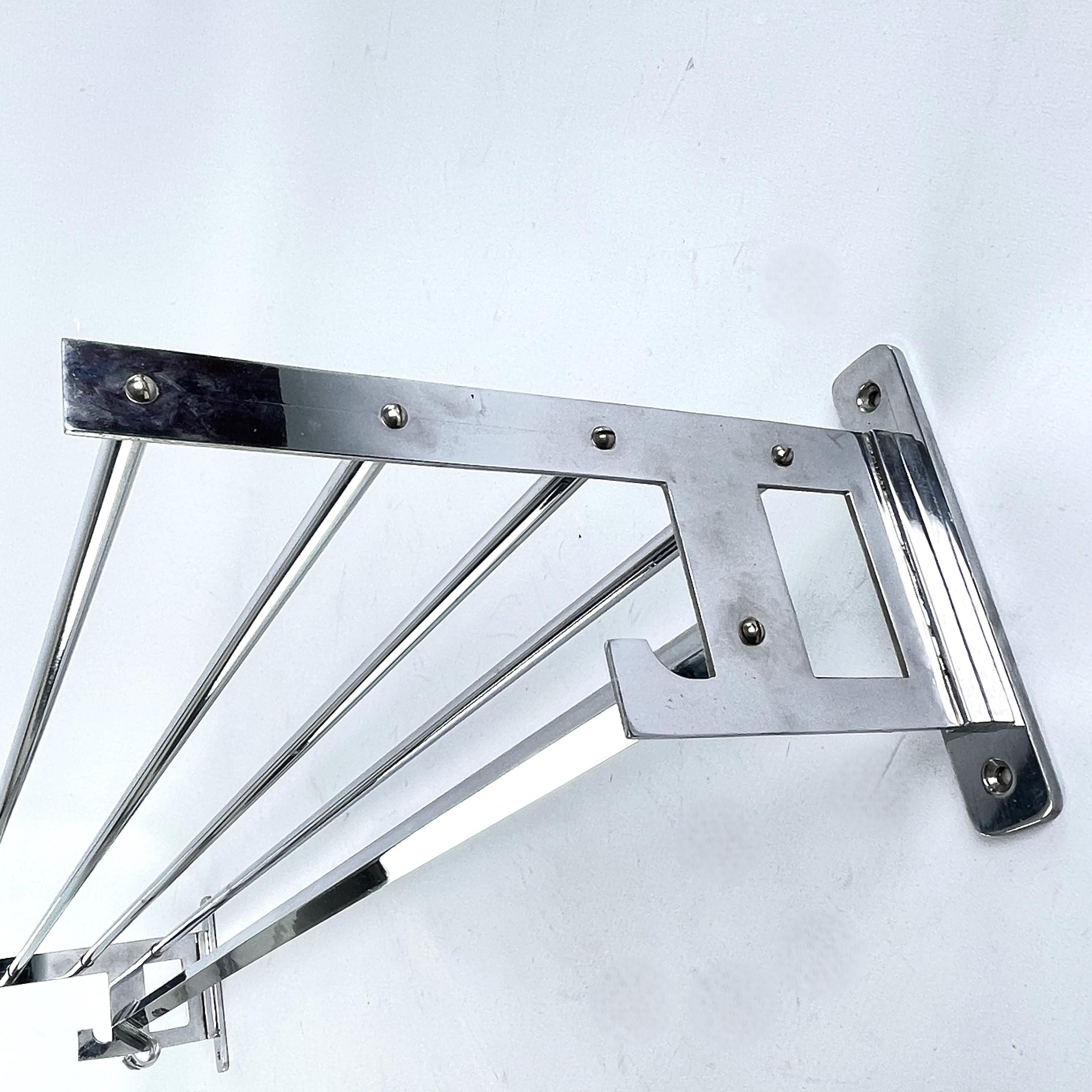 Armadio Art Deco cromato - anni '30

Questo bellissimo appendiabiti da parete francese degli anni '30 è in stile Art Deco moderno e lineare. Questo stile enfatizzava le forme sinuose e snelle. Si tratta di un bellissimo pezzo antico e senza tempo