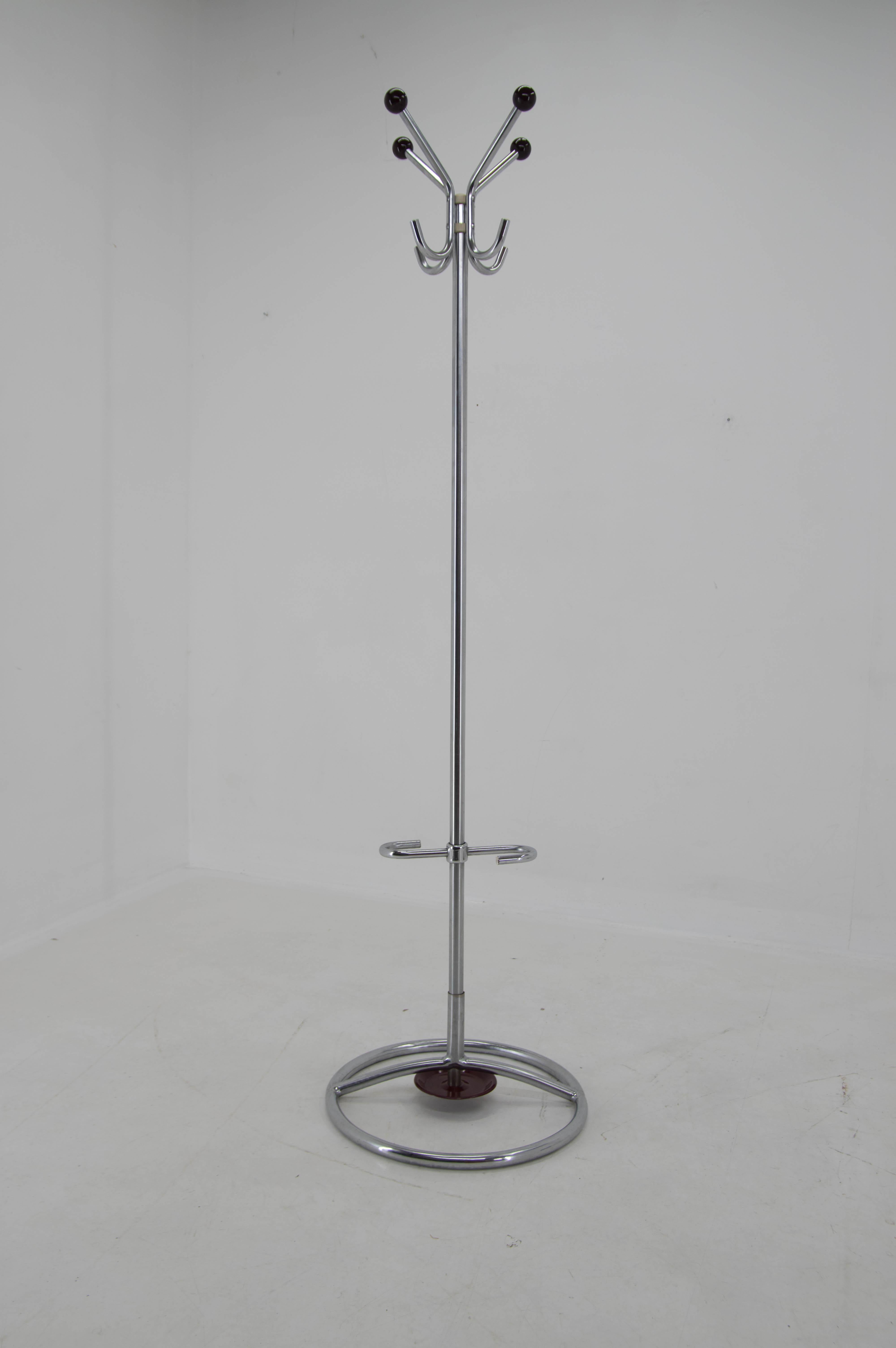 Bauhaus coat rack manufactured by Slezak in Czechoslovakia in 1930s.
Very good original condition with a little age patina. Including umbrella drip tray.