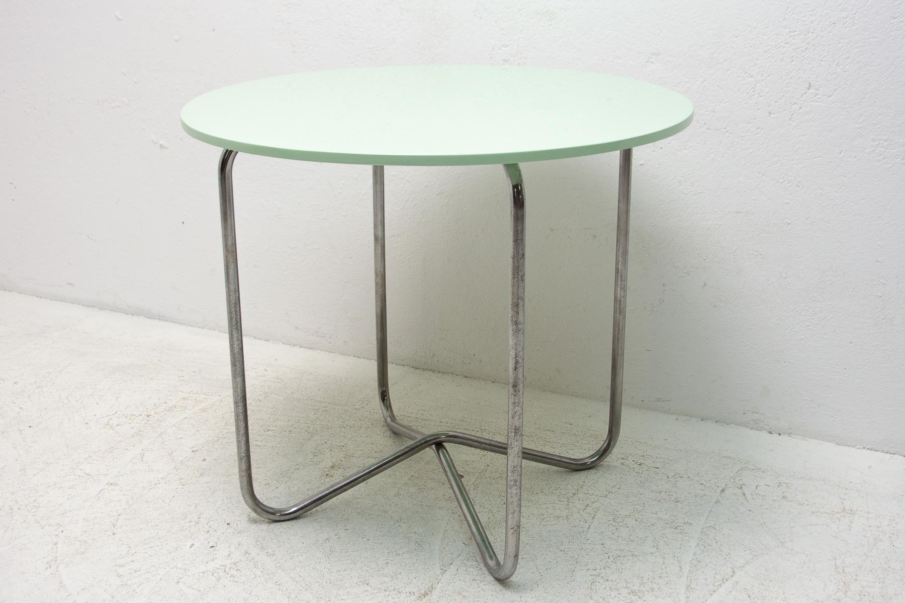 This coffee table was designed by Hynek Gottwald and made in the former Czechoslovakia in the 1930´s.

Fully renovated, the chromed part was cleaned and rubbed, the table top was painted to a high gloss with polyurethane in the original color hue.