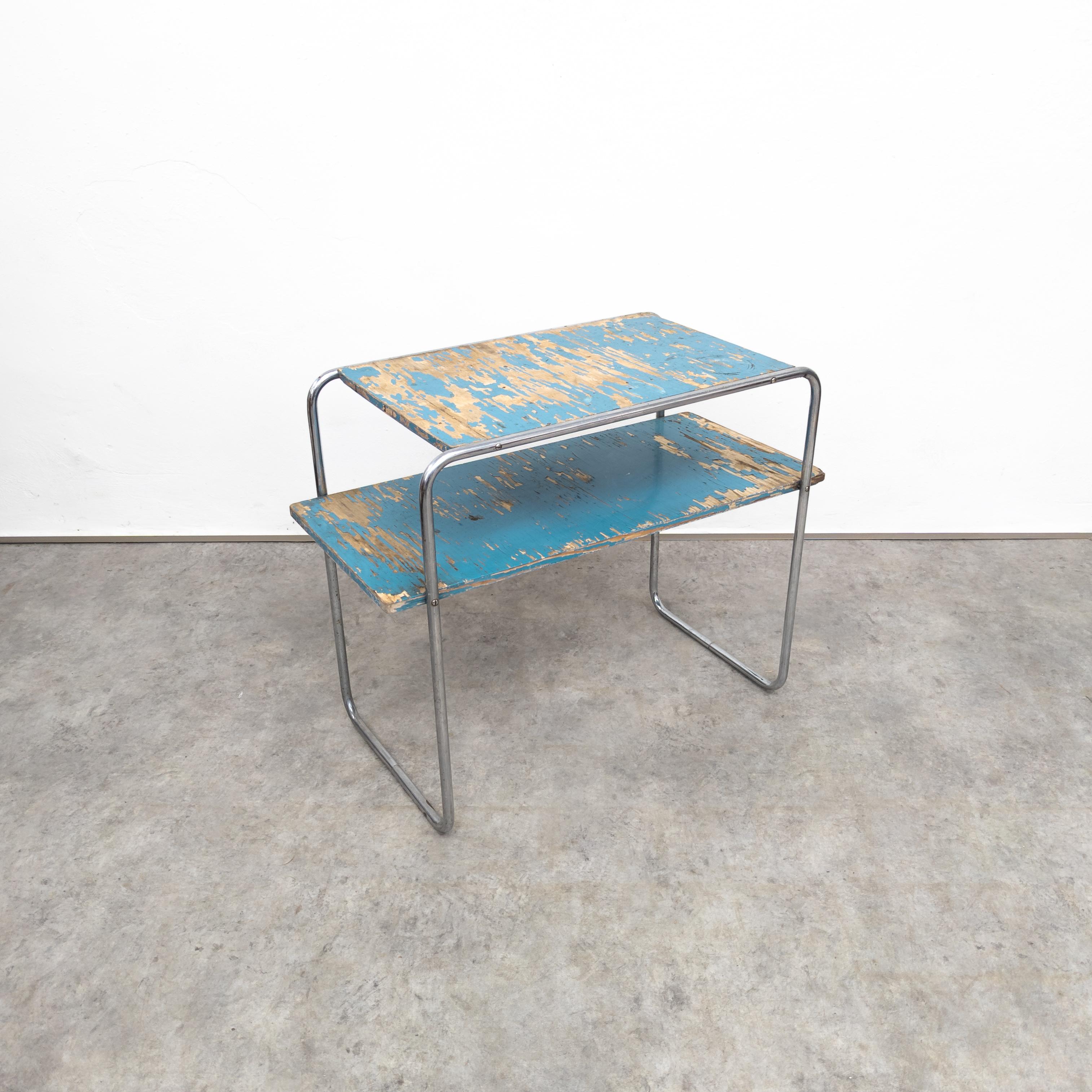 Ein seltener und ikonischer B12-Konsolen- oder Beistelltisch aus den 1930er Jahren, entworfen von Marcel Breuer im Jahr 1928. Der aus Stahlrohr und Holz gefertigte B12 zeichnet sich durch sein asymmetrisches Design aus, bei dem das untere Regal