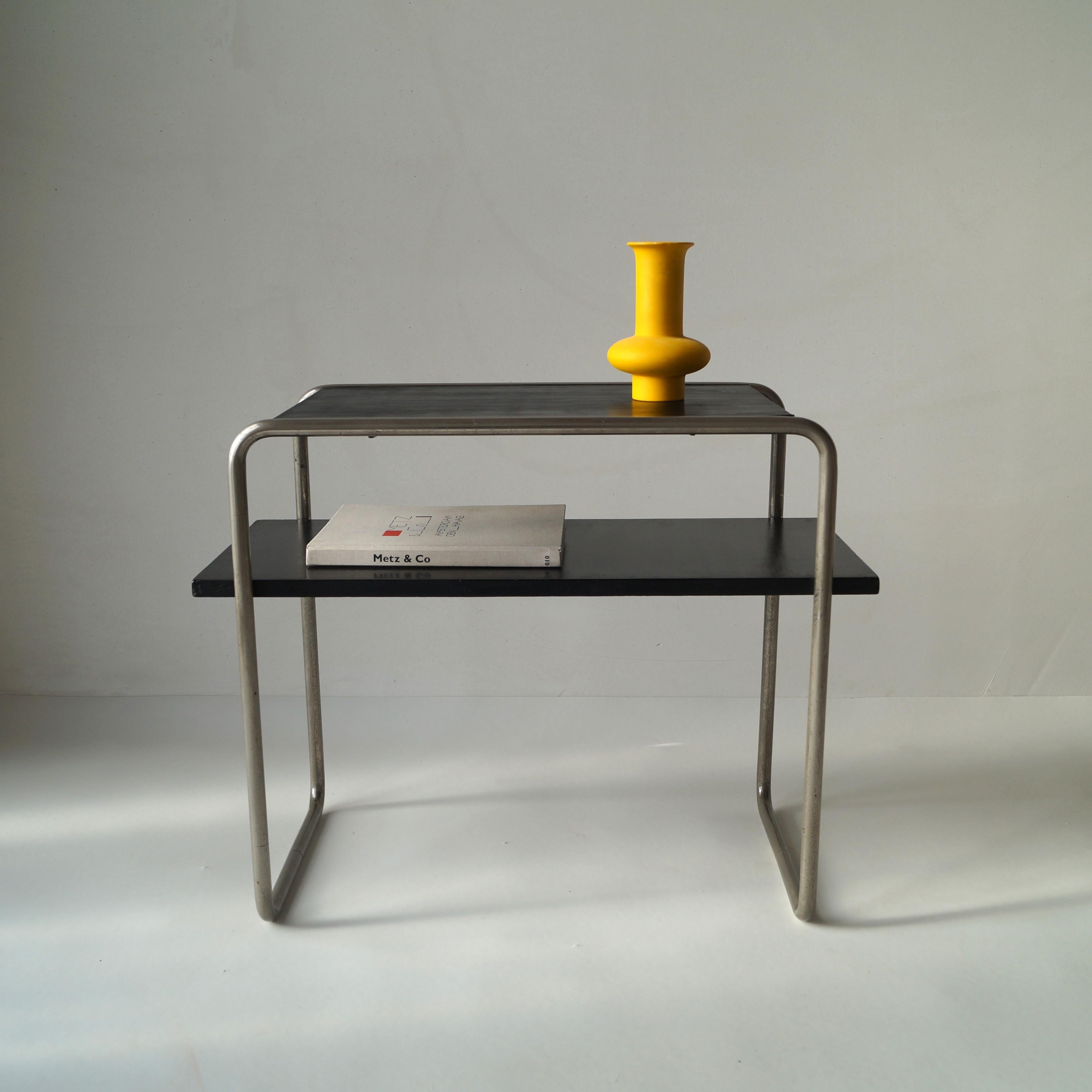 Rare et emblématique console ou table d'appoint B12 des années 1930, en acier tubulaire et en bois, conçue par Marcel Breuer en 1928. Ce modèle n'est plus en production. La particularité du B12 est que la tablette inférieure est plus longue que la