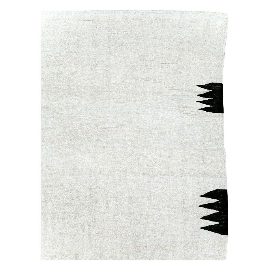 A modern Turkish flatweave Kilim room size carpet handmade during the 21st century with a minimalistic design in white and black that works well with Bauhaus design among various other contemporary settings.

Measures: 11' 2