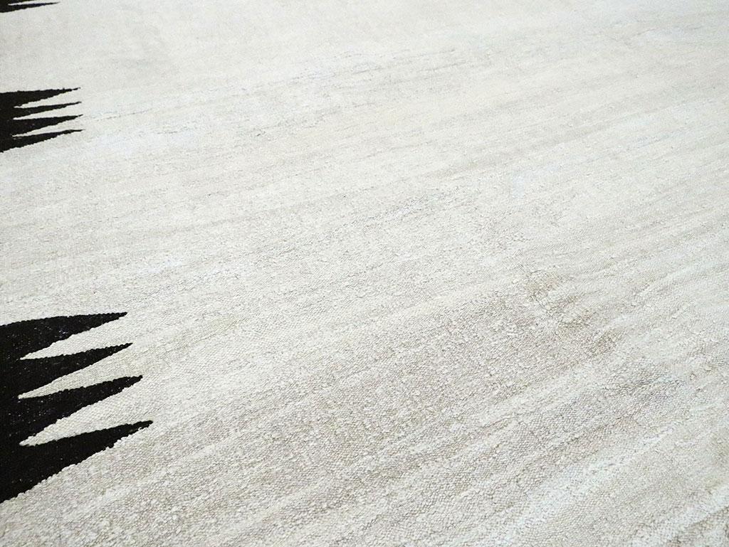 Bauhaus Zeitgenössischer türkischer Flachgewebe-Kelim-Teppich in Zimmergröße in Weiß und Schwarz, Bauhaus (Handgewebt) im Angebot