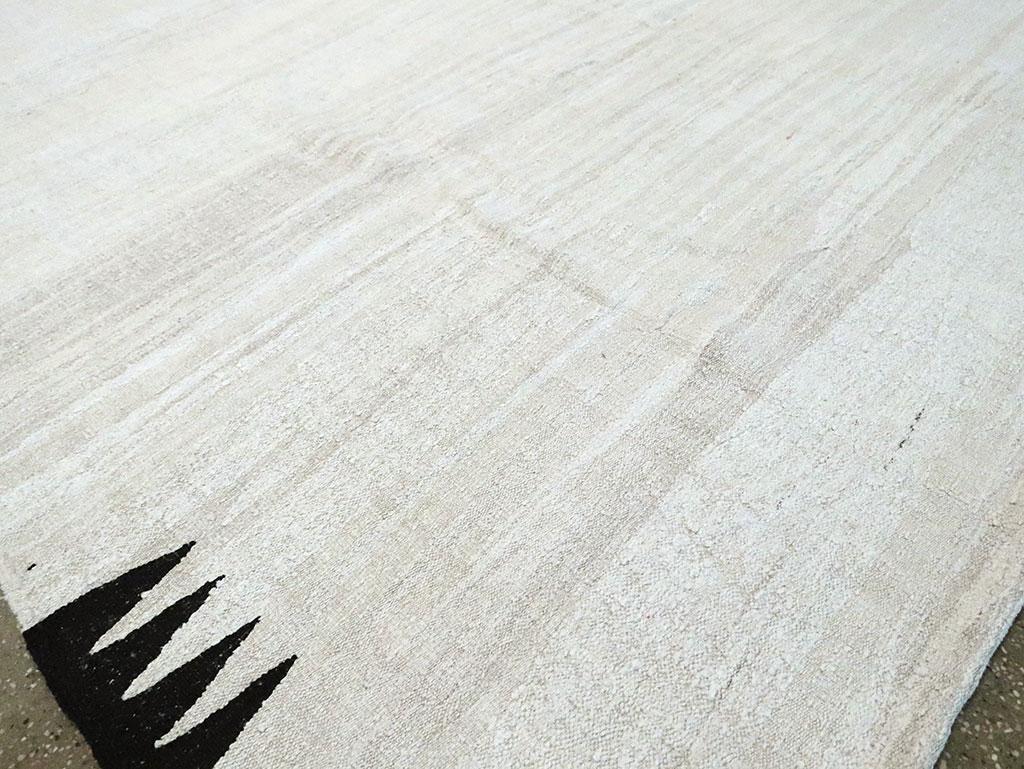 Bauhaus Zeitgenössischer türkischer Flachgewebe-Kelim-Teppich in Zimmergröße in Weiß und Schwarz, Bauhaus (Hanf) im Angebot