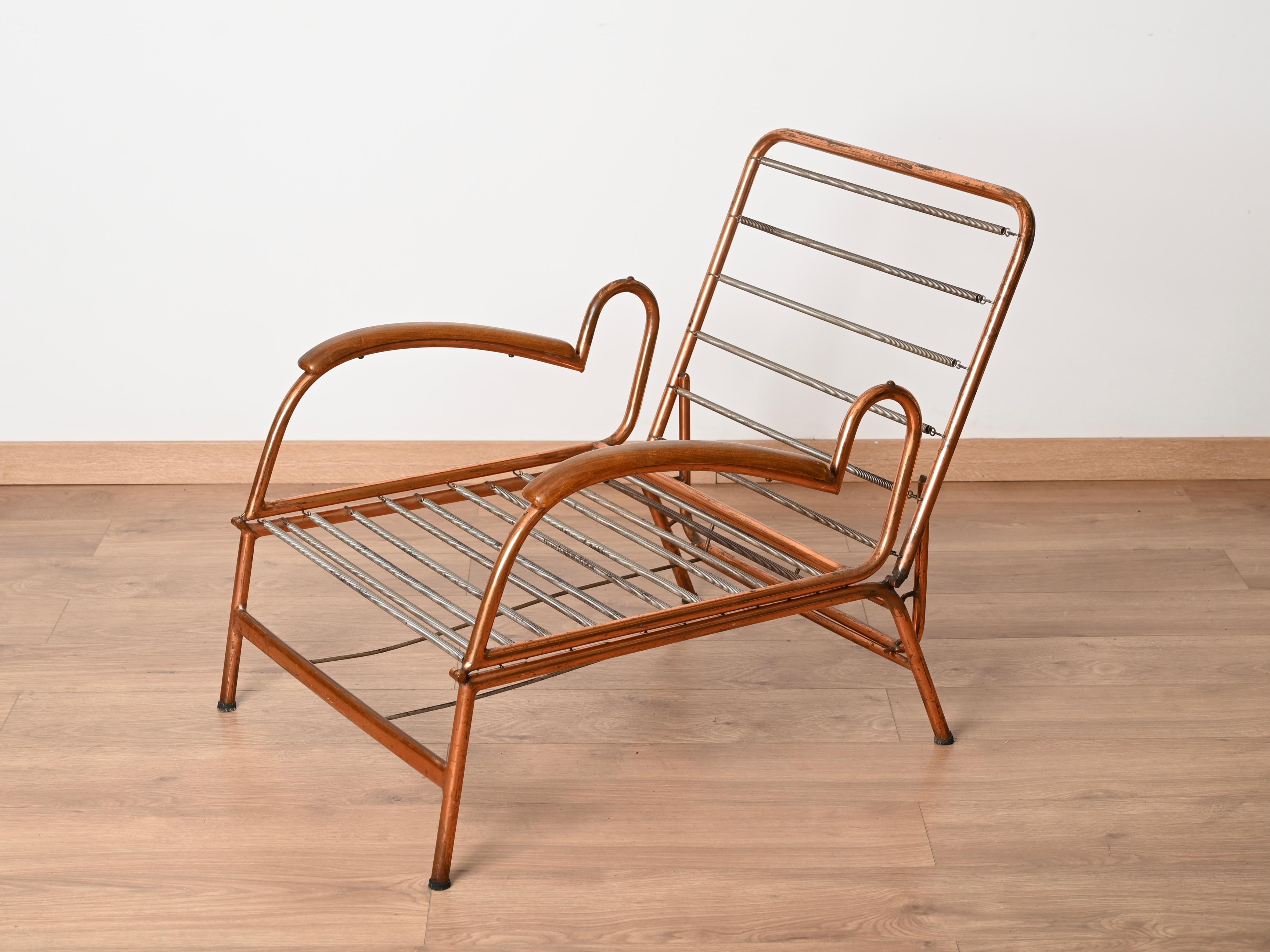 Marvelous Bauhaus adjustable chair bed in curved Copper with solid walnut armrests and completed by its gorgeous original floral upholstery in wool.
This incredibly rare piece was designed in Germany during the 1930s and is attributed to the mastery