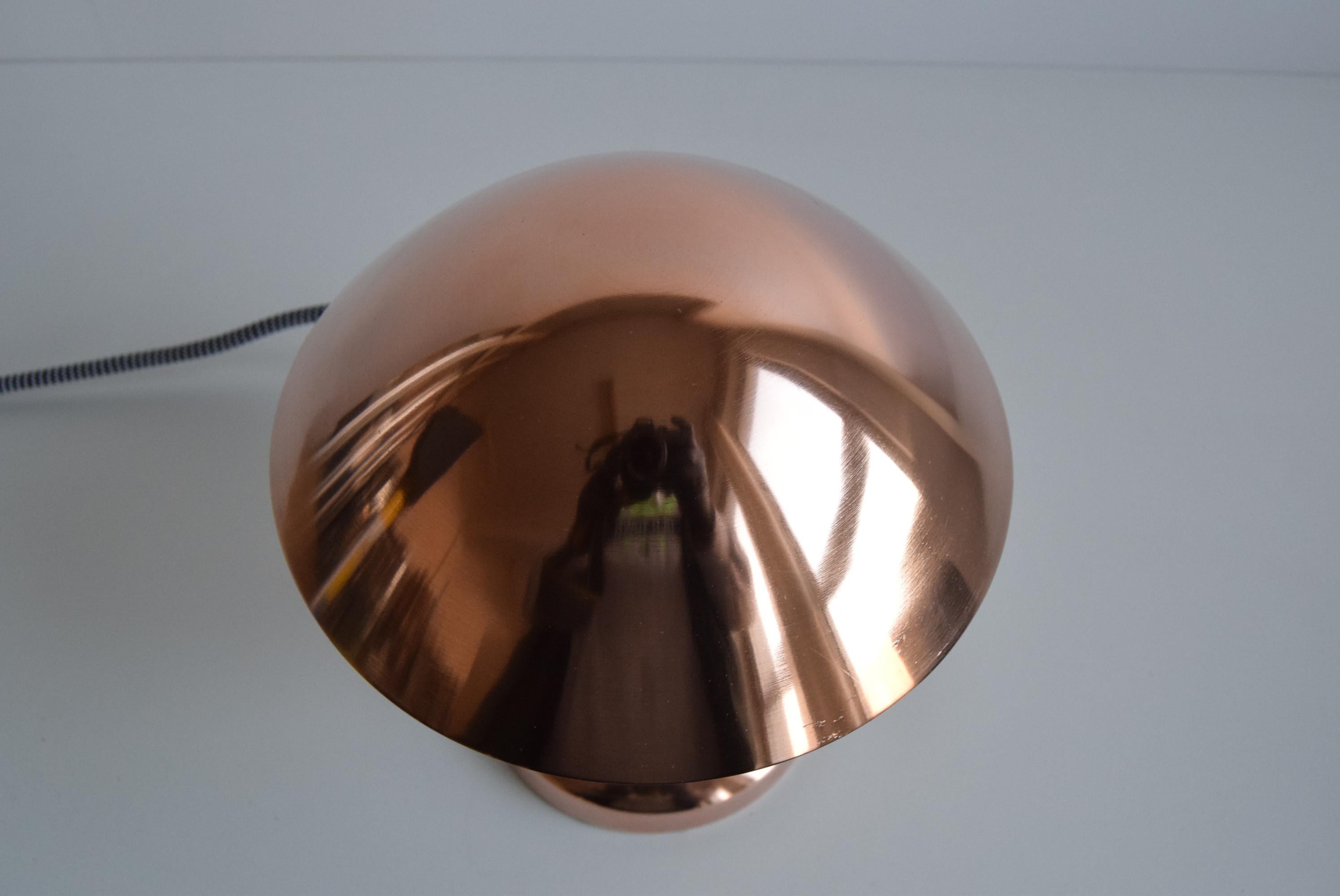 La lampe a un design élégant et un abat-jour réglable.
La lampe a été entièrement démontée et nettoyée, elle est dotée d'une nouvelle installation électrique.
1x40W, ampoule E27 ou E26
Adaptateur US inclus
Bon état avec patine d'ancienneté