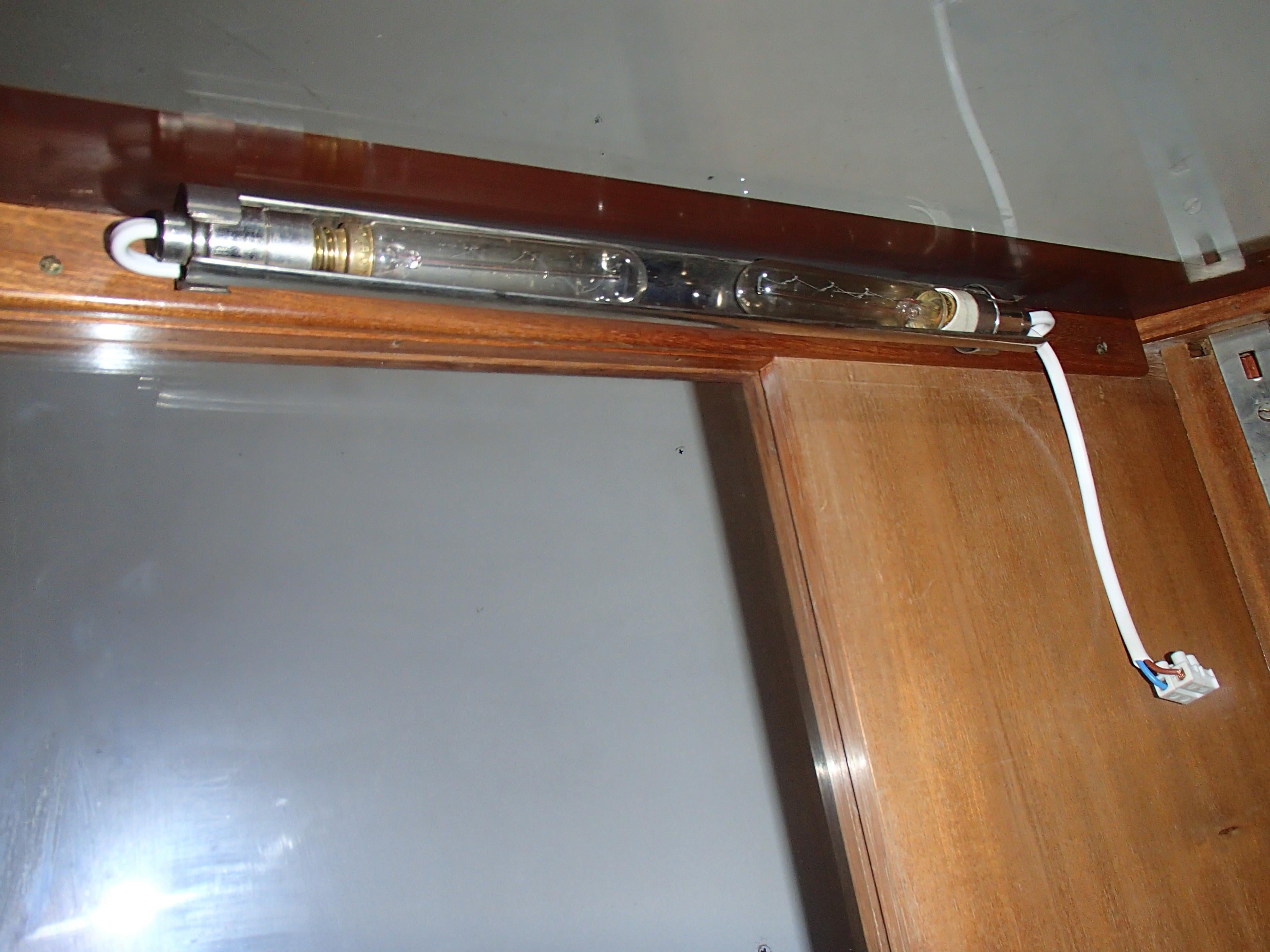Vitrine d'angle Bauhaus en chne avec 2 tagres en verre et une lampe en vente 9