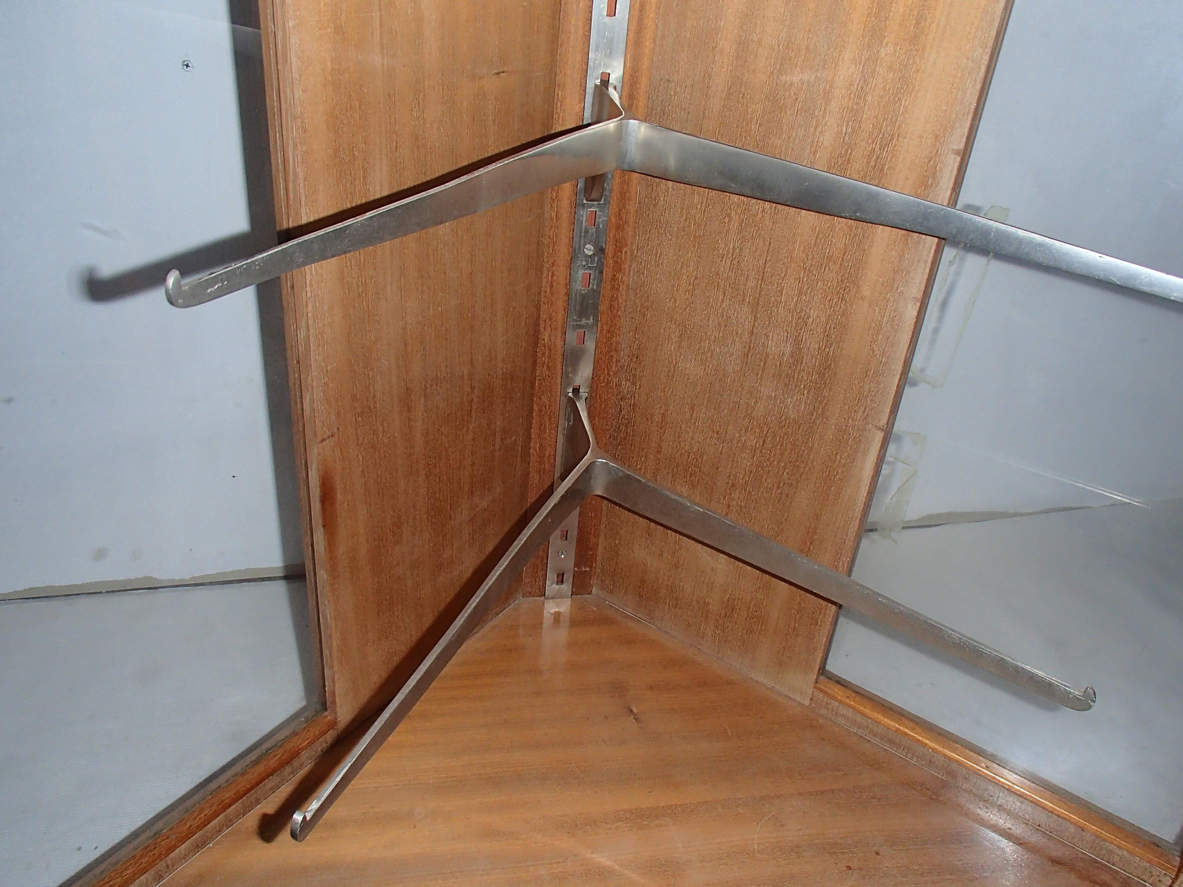 Vitrine d'angle Bauhaus en chne avec 2 tagres en verre et une lampe en vente 11