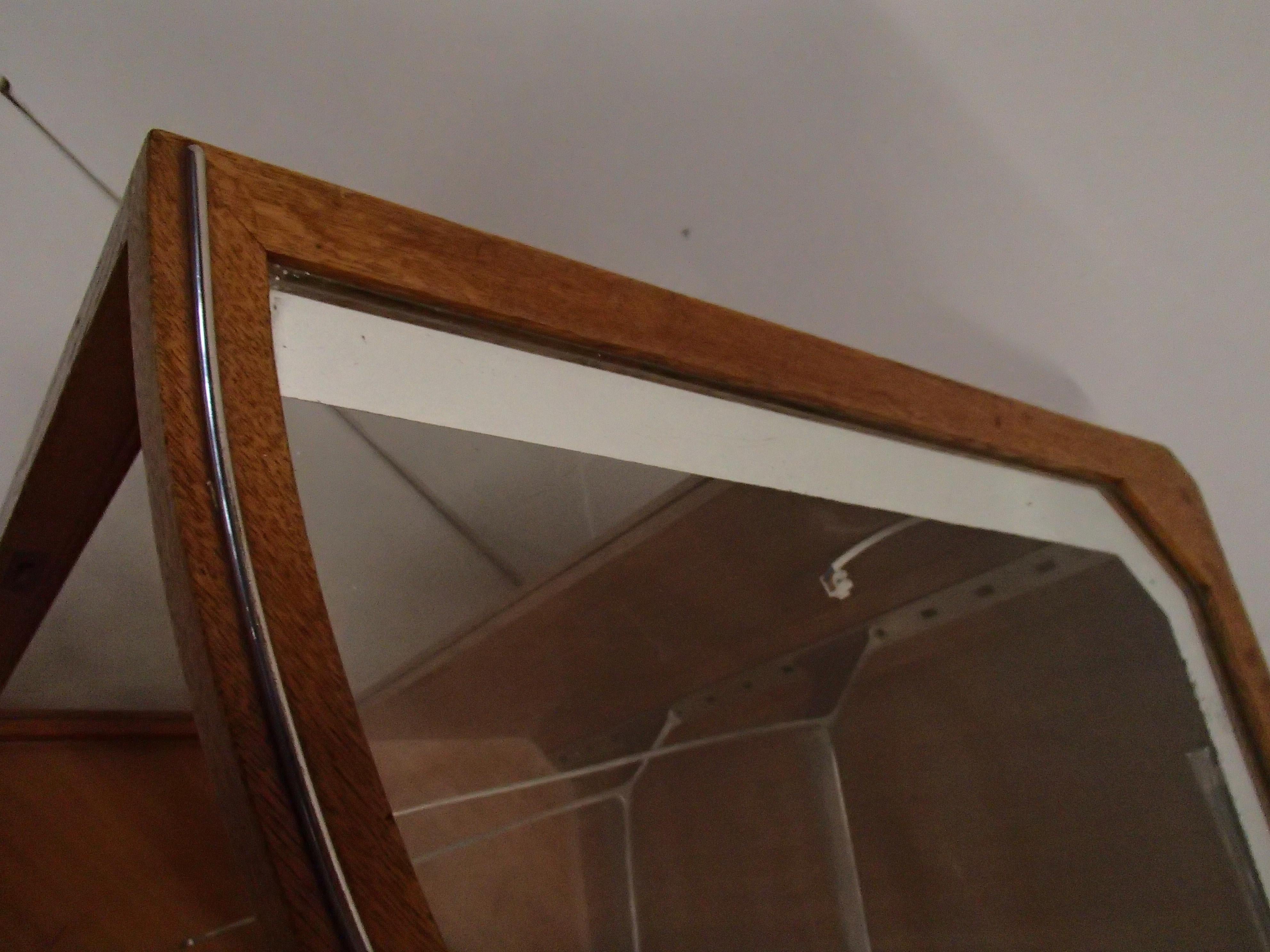 Vitrine d'angle Bauhaus en chne avec 2 tagres en verre et une lampe en vente 12