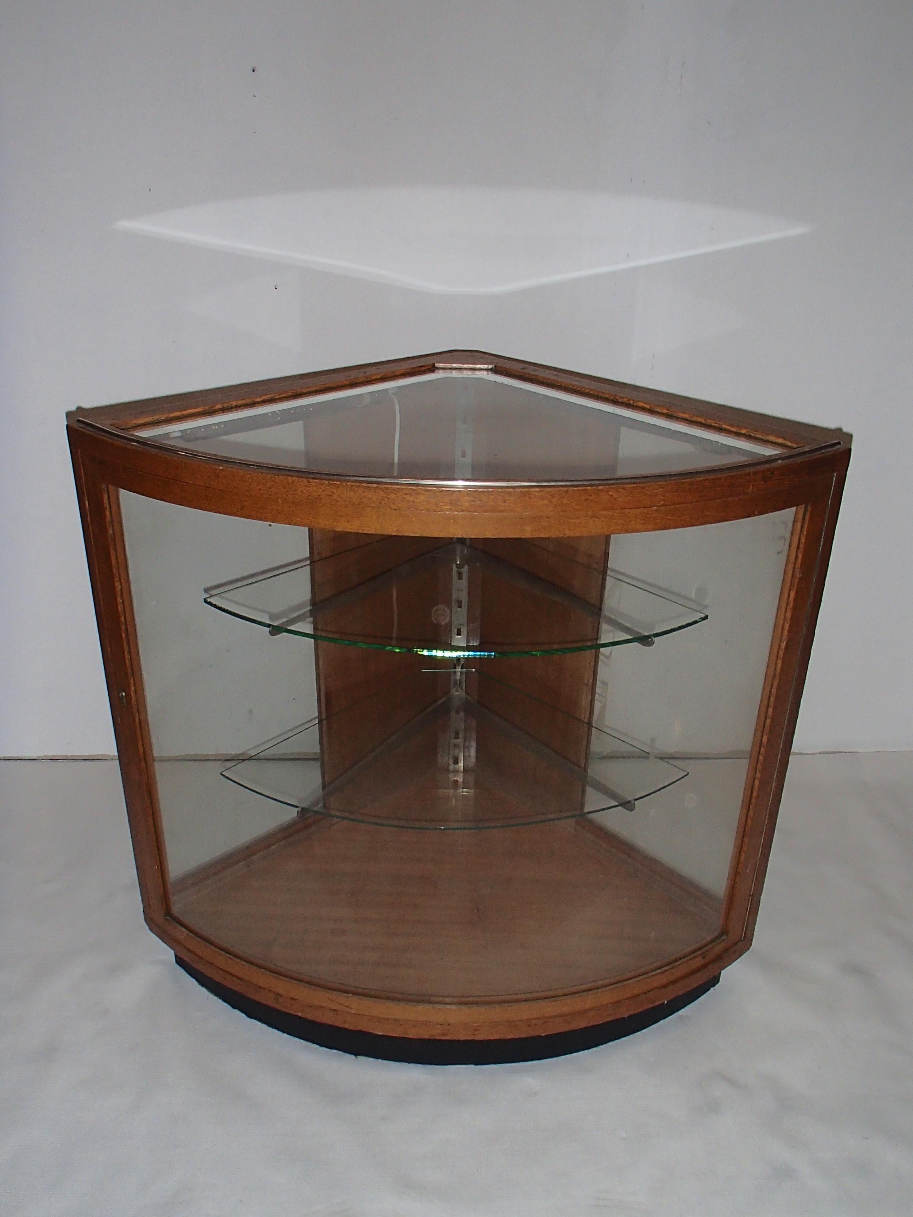 Vitrine d'angle Bauhaus en chêne avec 2 étagères en verre et lumière.