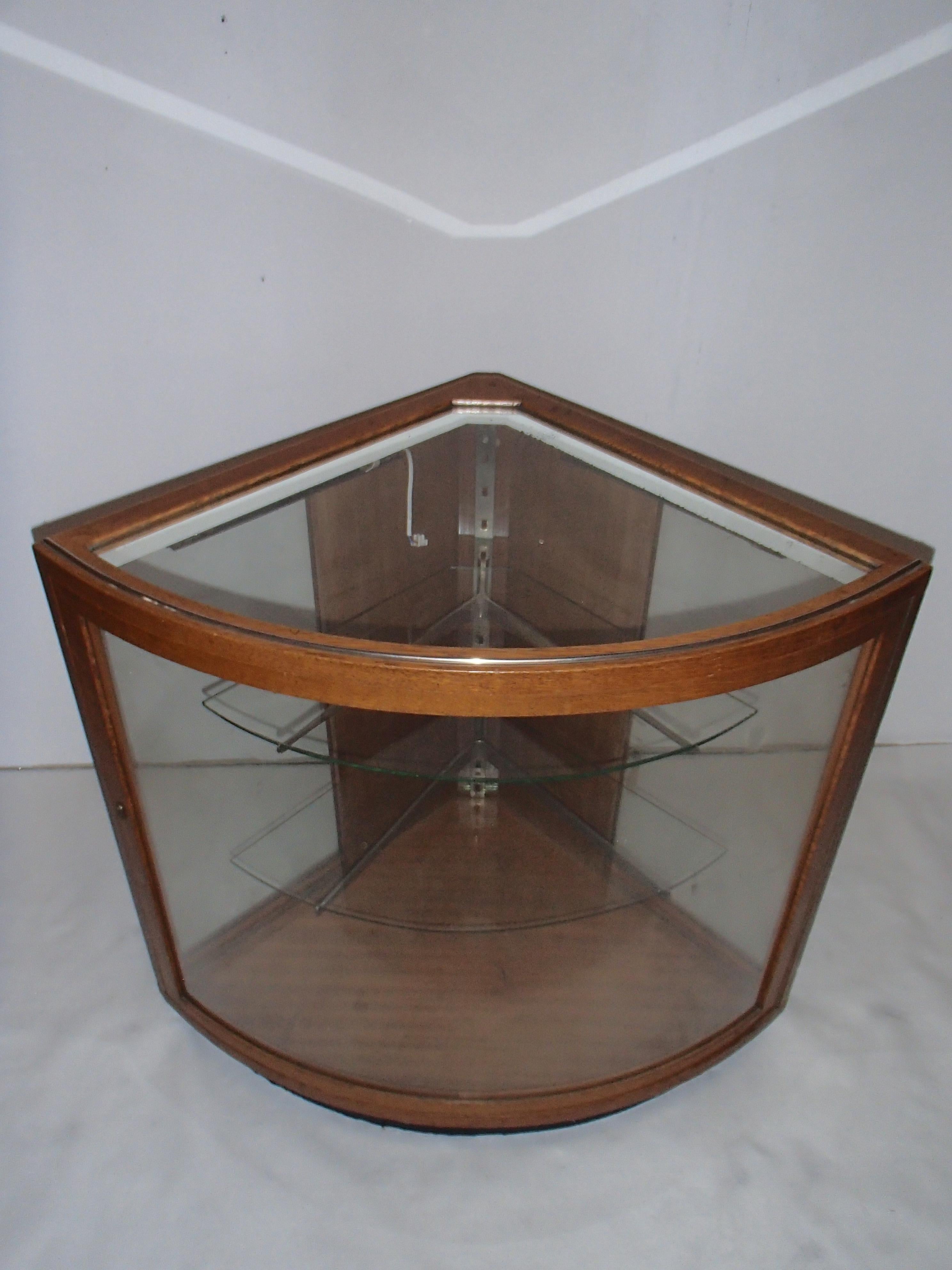 Allemand Vitrine d'angle Bauhaus en chne avec 2 tagres en verre et une lampe en vente