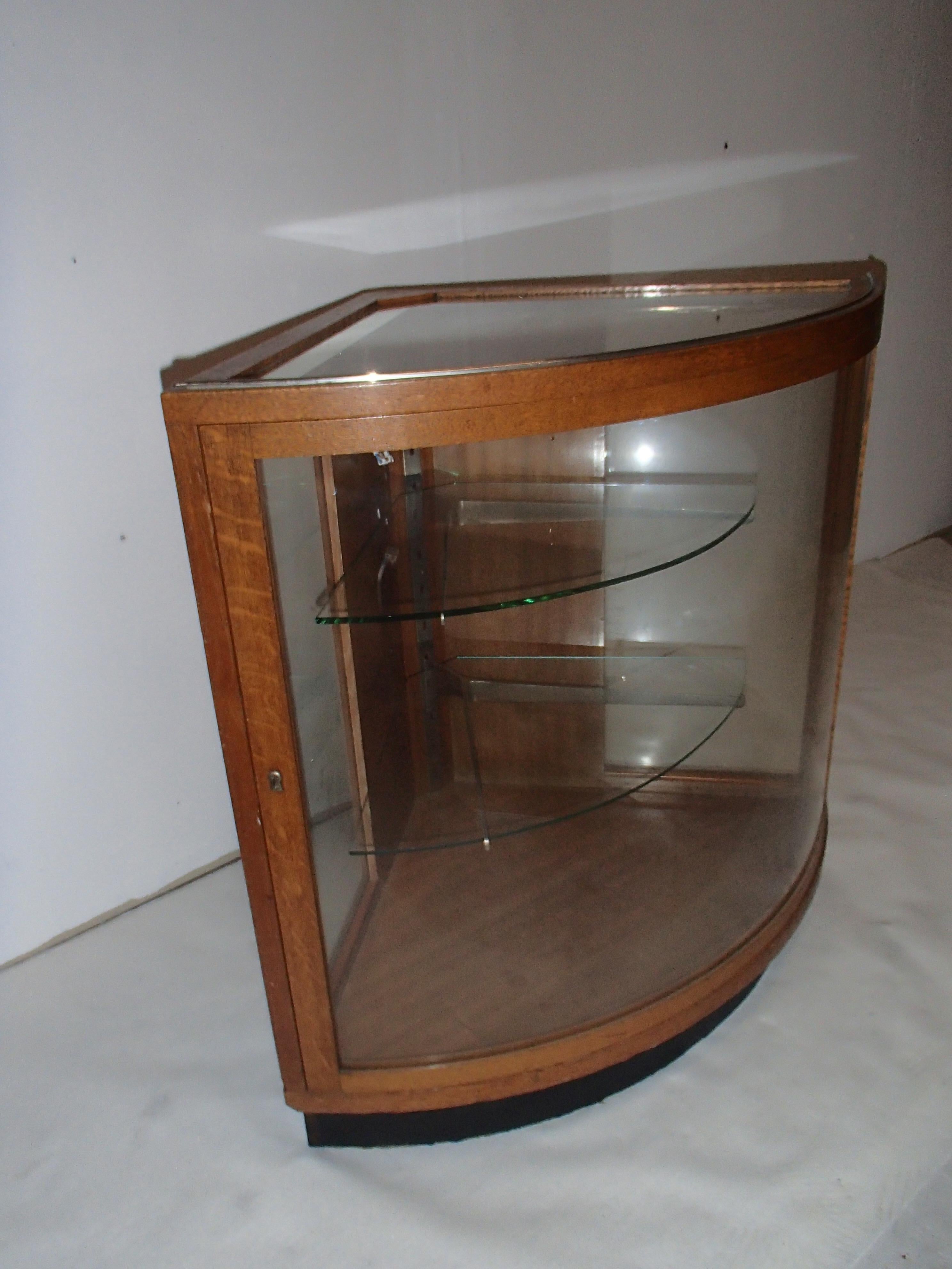 Vitrine d'angle Bauhaus en chne avec 2 tagres en verre et une lampe Bon état - En vente à Weiningen, CH