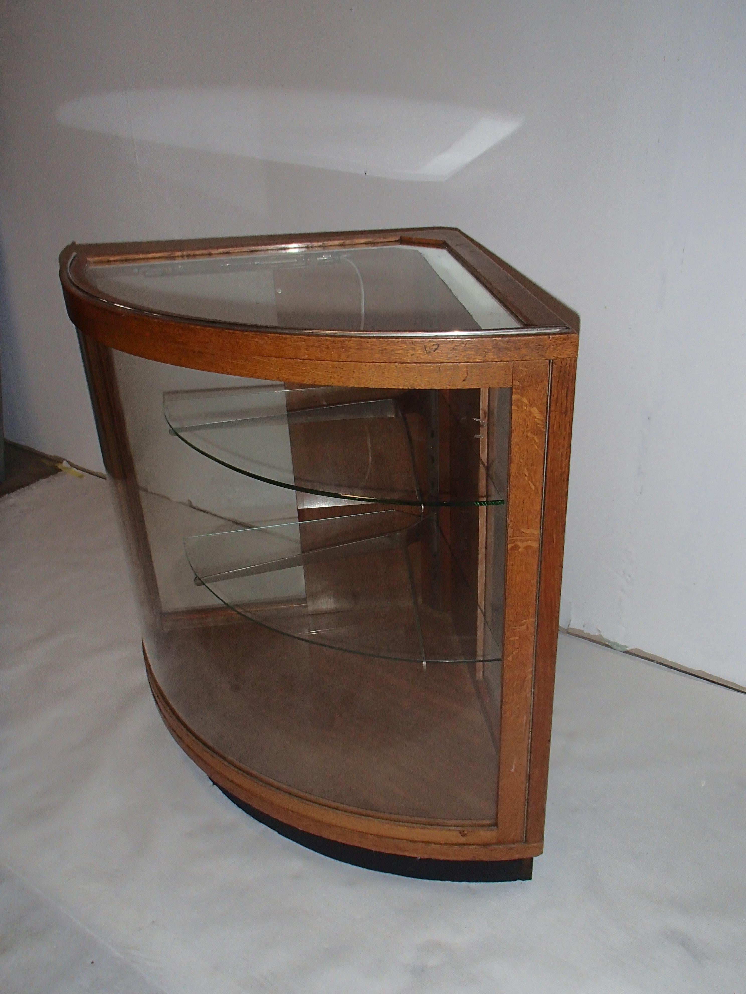 Milieu du XXe siècle Vitrine d'angle Bauhaus en chne avec 2 tagres en verre et une lampe en vente