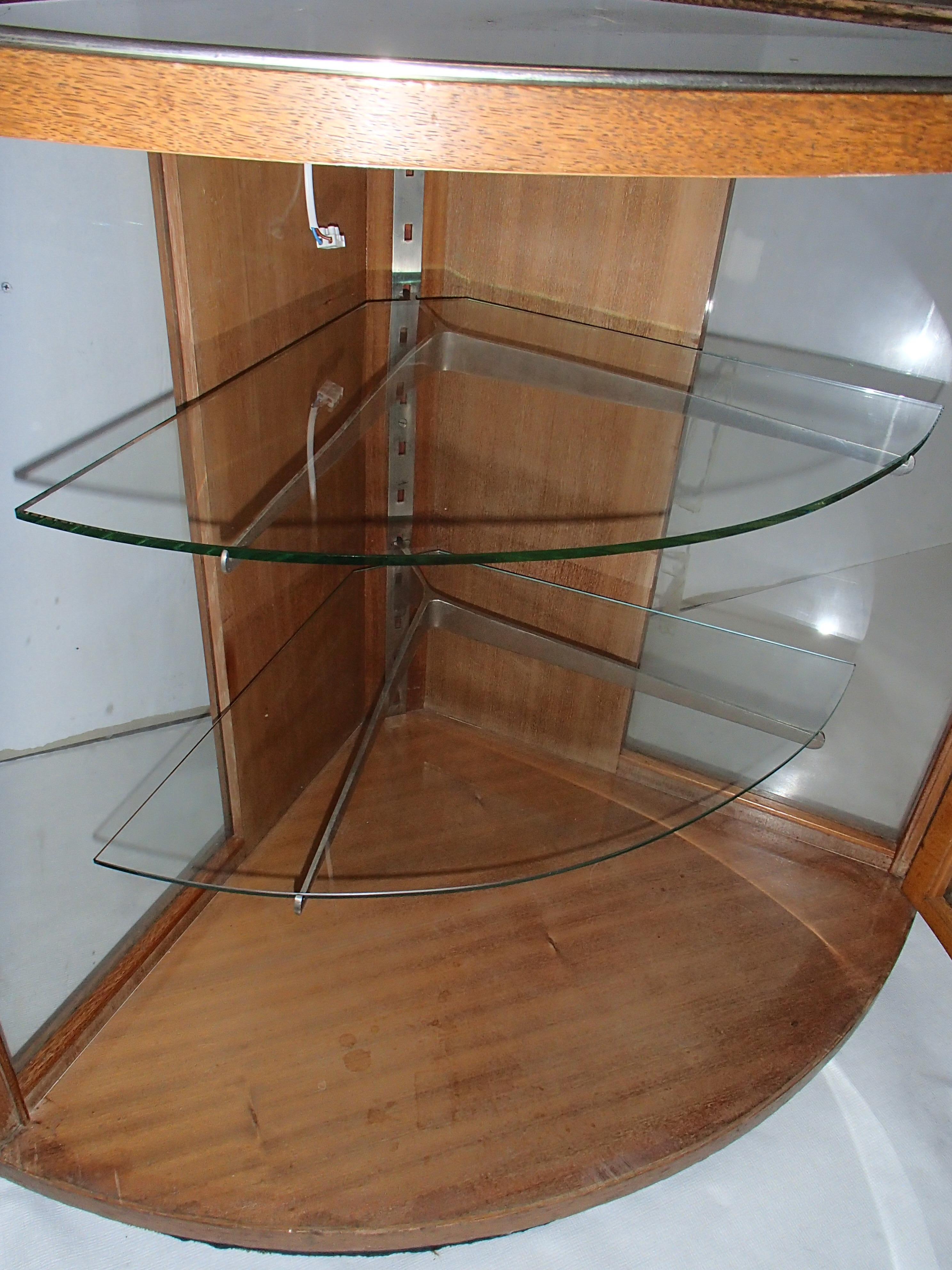 Vitrine d'angle Bauhaus en chne avec 2 tagres en verre et une lampe en vente 3
