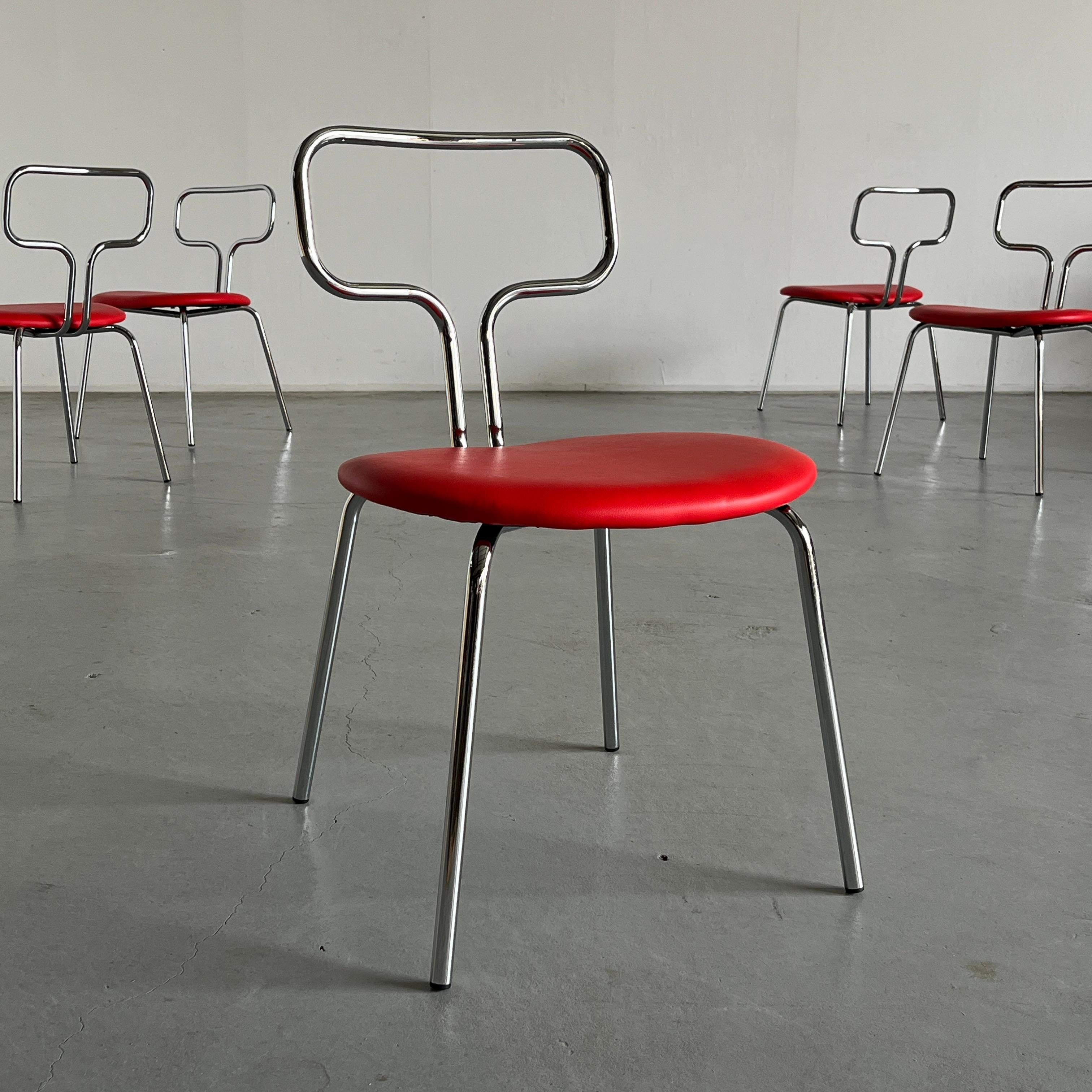 Italian modernist, Bauhaus design tubular chrome and black faux leather dining or living room chairs.

Barely used, in excellent condition with minimal signs of age.

Price is per piece.
30 pieces available.
30 pieces with black upholstery also