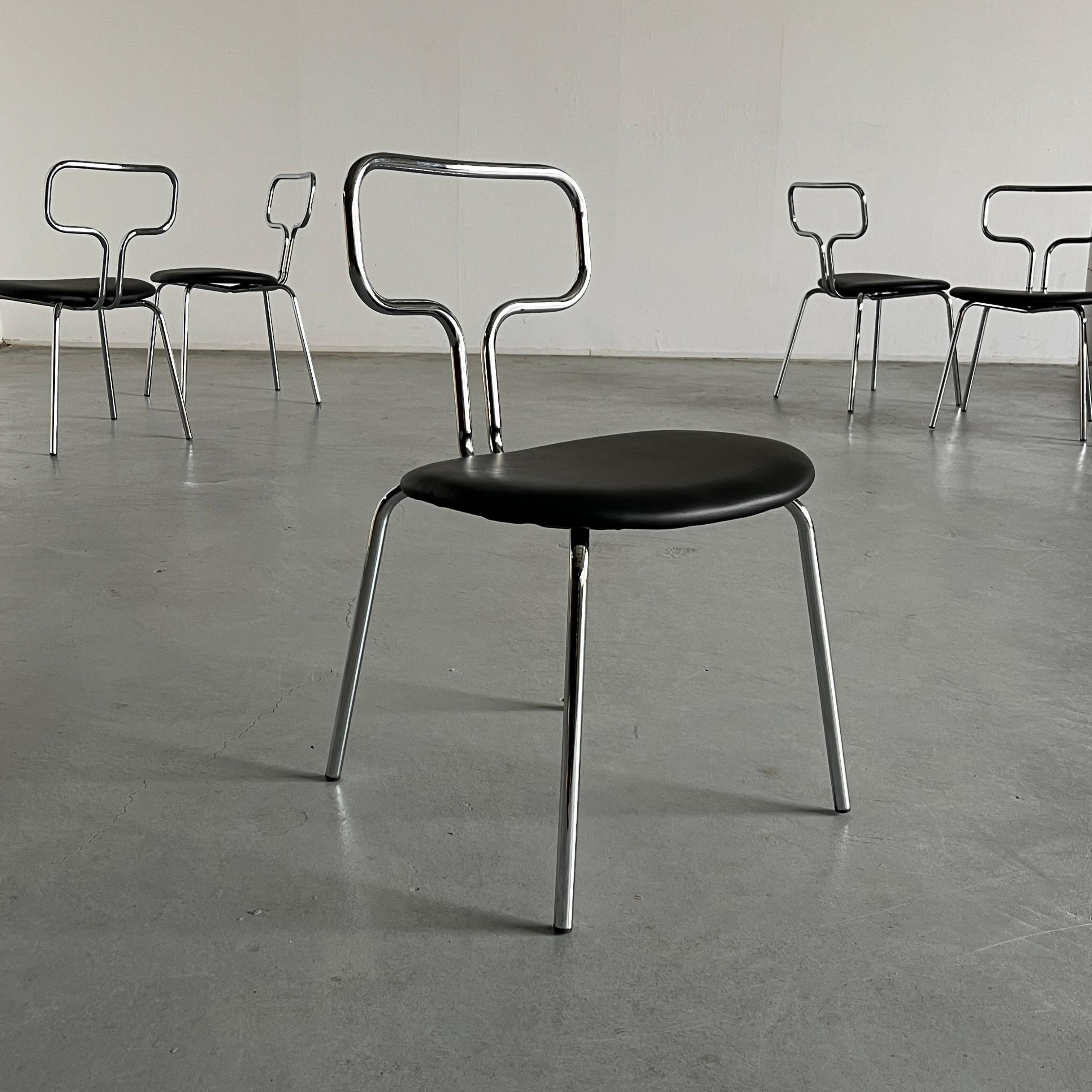 Italian modernist, Bauhaus design tubular chrome and black faux leather dining or living room chairs.

Barely used, in excellent condition with minimal signs of age.

Price is per piece.
30 pieces available.
30 pieces with red upholstery also