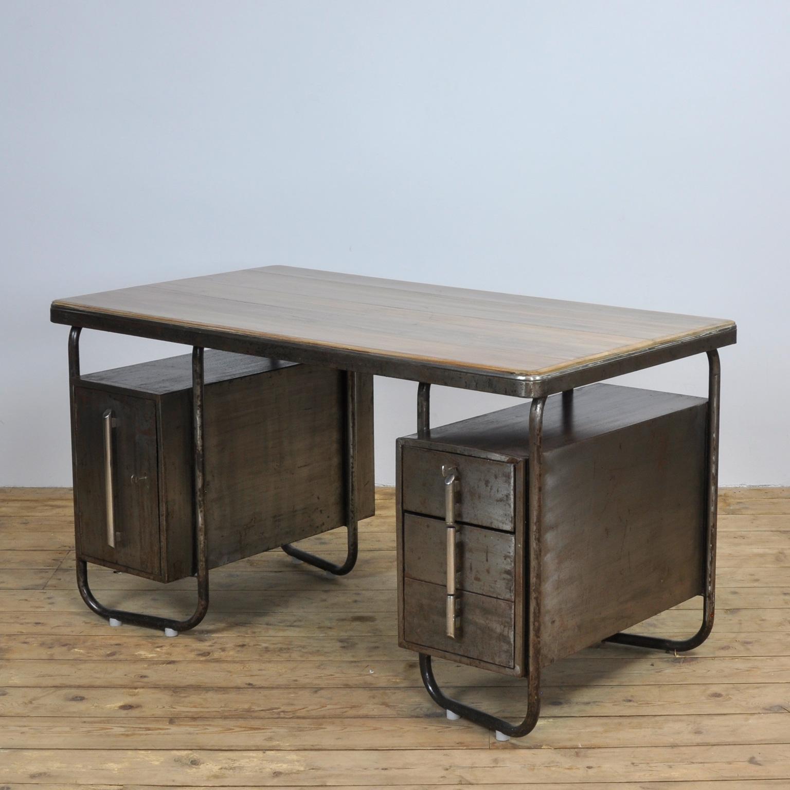 Beautiful Bauhaus desk, produced in the 1930s. Nice detail, the vertical chrome handles. Made from iron with an oak top.
   