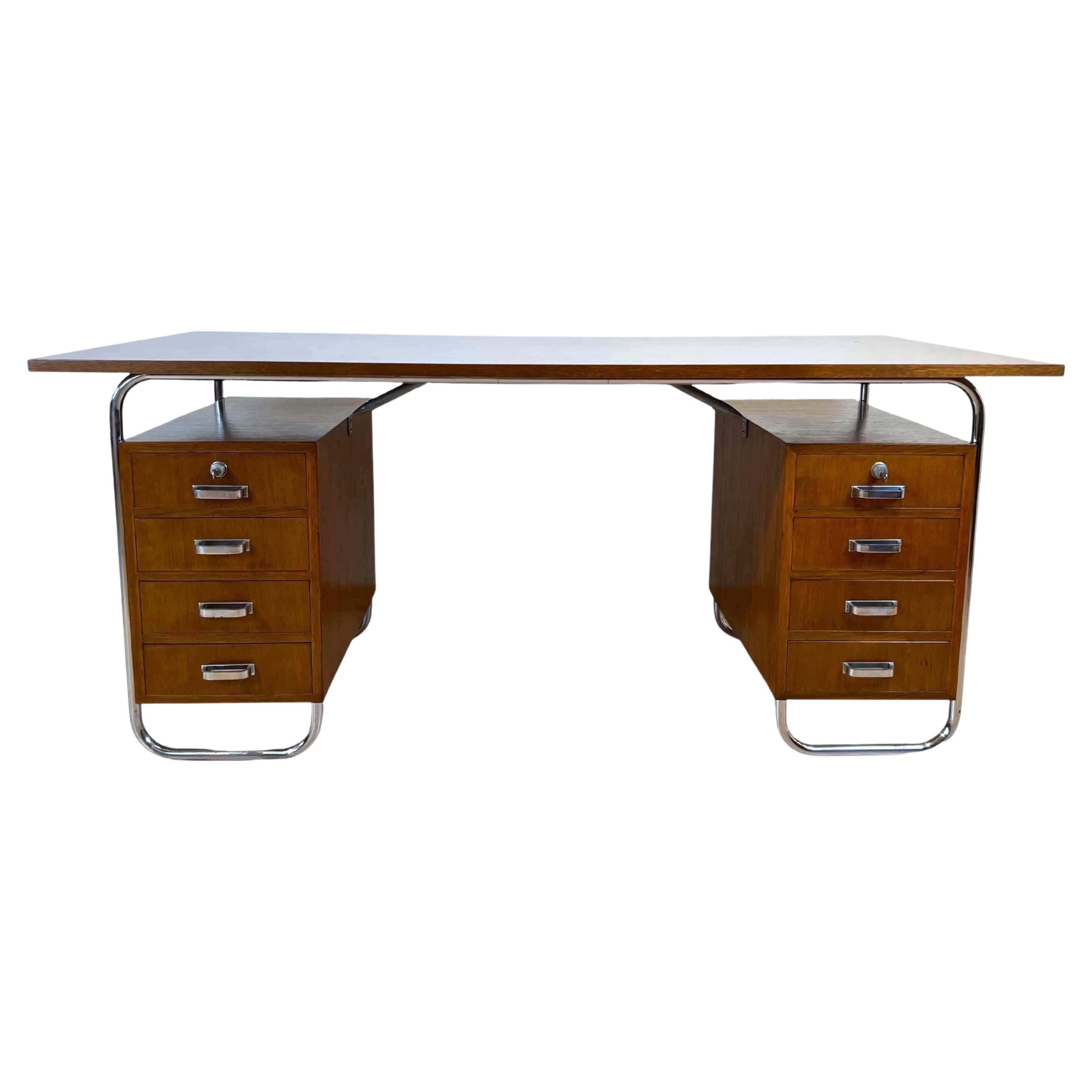 Bellissima, grande scrivania modernista Bauhaus Steeltube di Mücke & Melder, Cechia, 1935 circa.
Legno massiccio e impiallacciato di Oak. Telaio in tubolare d'acciaio cromato e lucidato con patina originale. A sinistra e a destra 4 cassetti lunghi