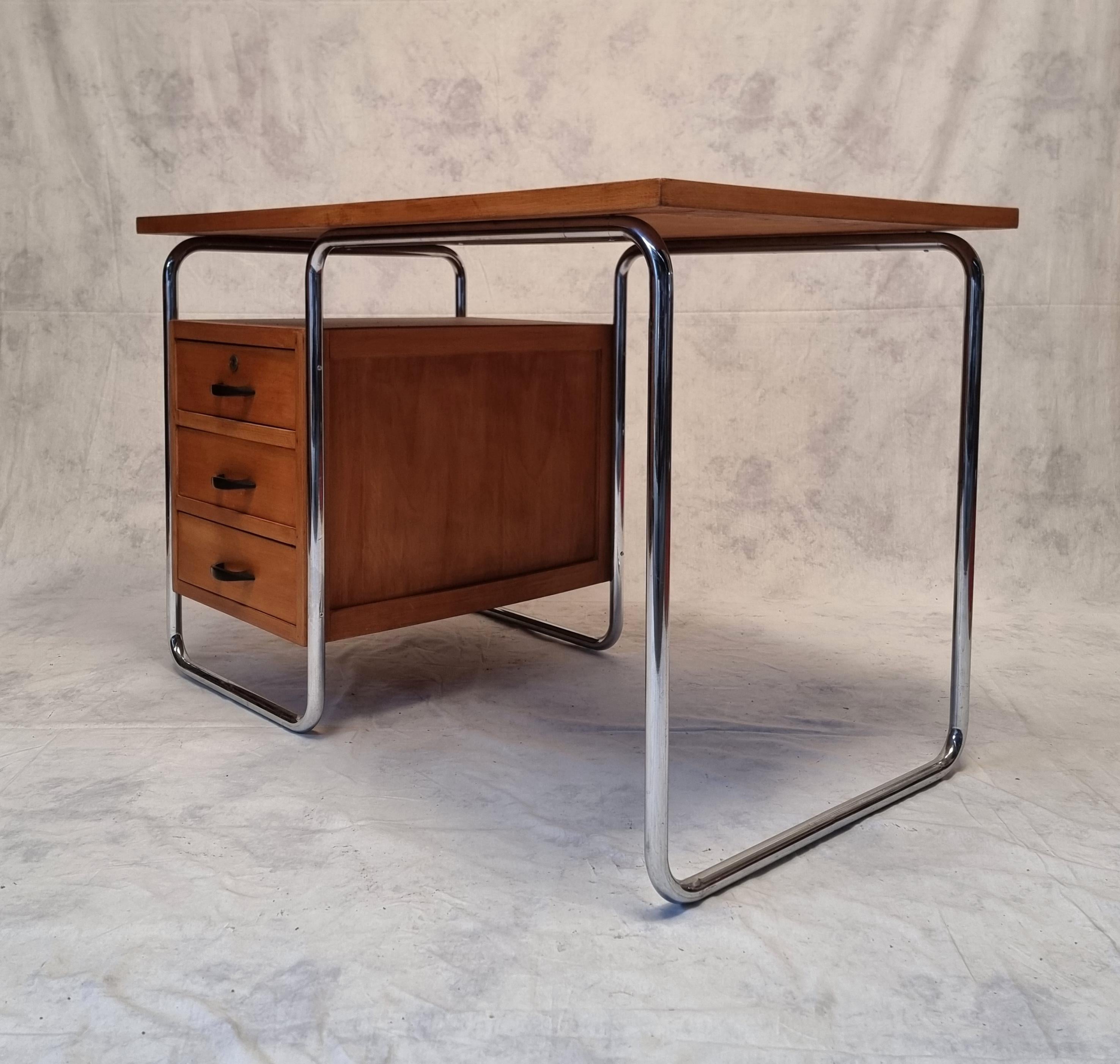 Bauhaus Desk by Rudolf Vichr, Oak, circa 1930 In Good Condition In SAINT-OUEN-SUR-SEINE, FR