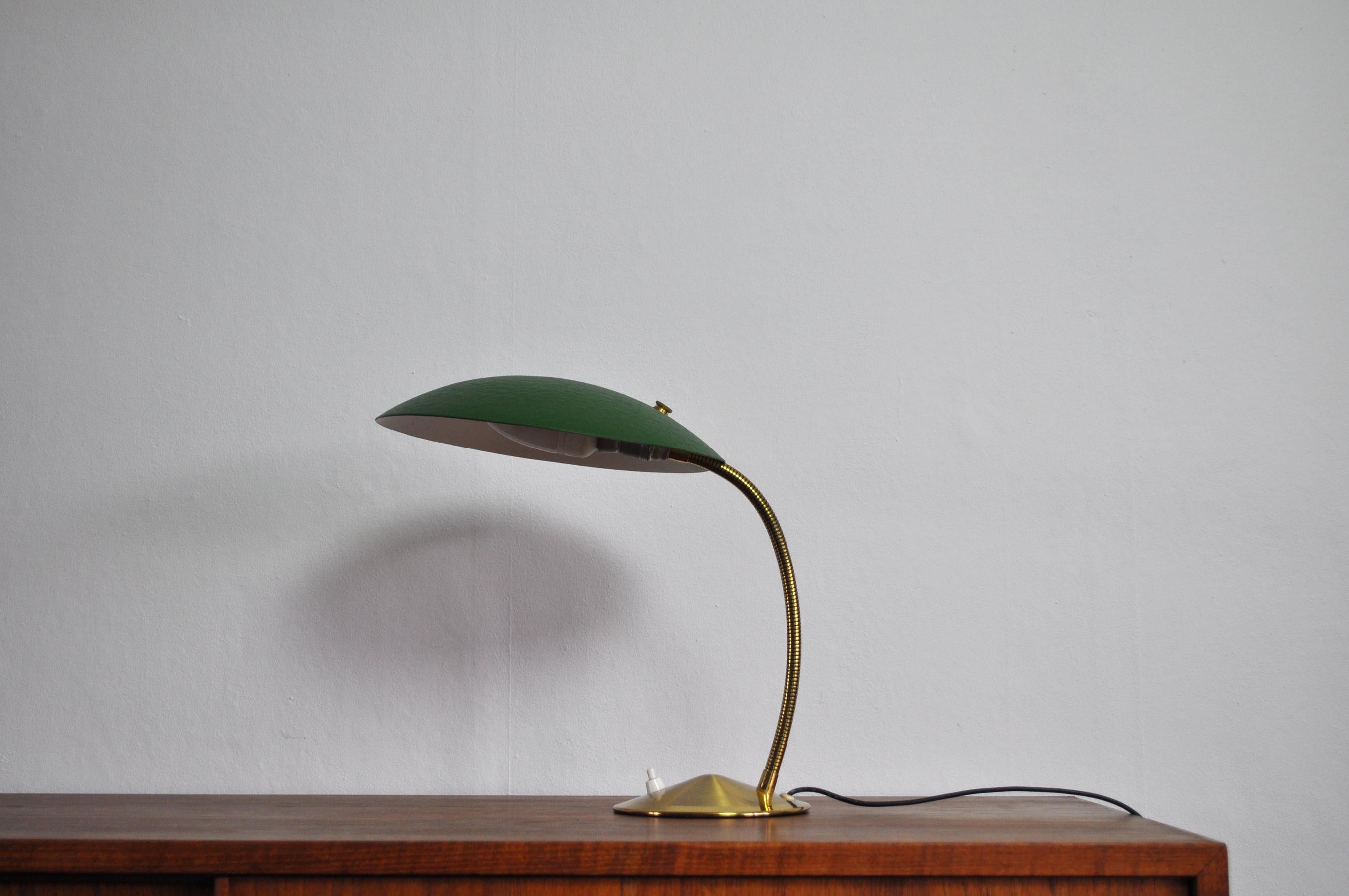 Bauhaus desk lamp with adjustable stem in brass rings, big green lacquered metal shade. Fine vintage condition with signs of wear consistent with age and use.

Light source: E27 Edison screw fitting. 
Dimensions: 
Height (adjustable) 35 cm