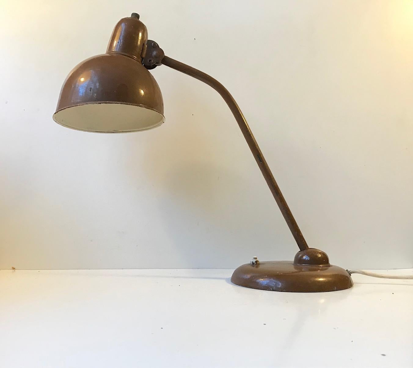 Lampe de bureau Kaiser Idell 6556. Il s'agit de la version avec la plus petite teinte. Conçue par Christian Dell, l'emblématique professeur du Bauhaus. Il est doté d'un abat-jour réglable et d'un col réglable en hauteur. Cette lampe provient d'un