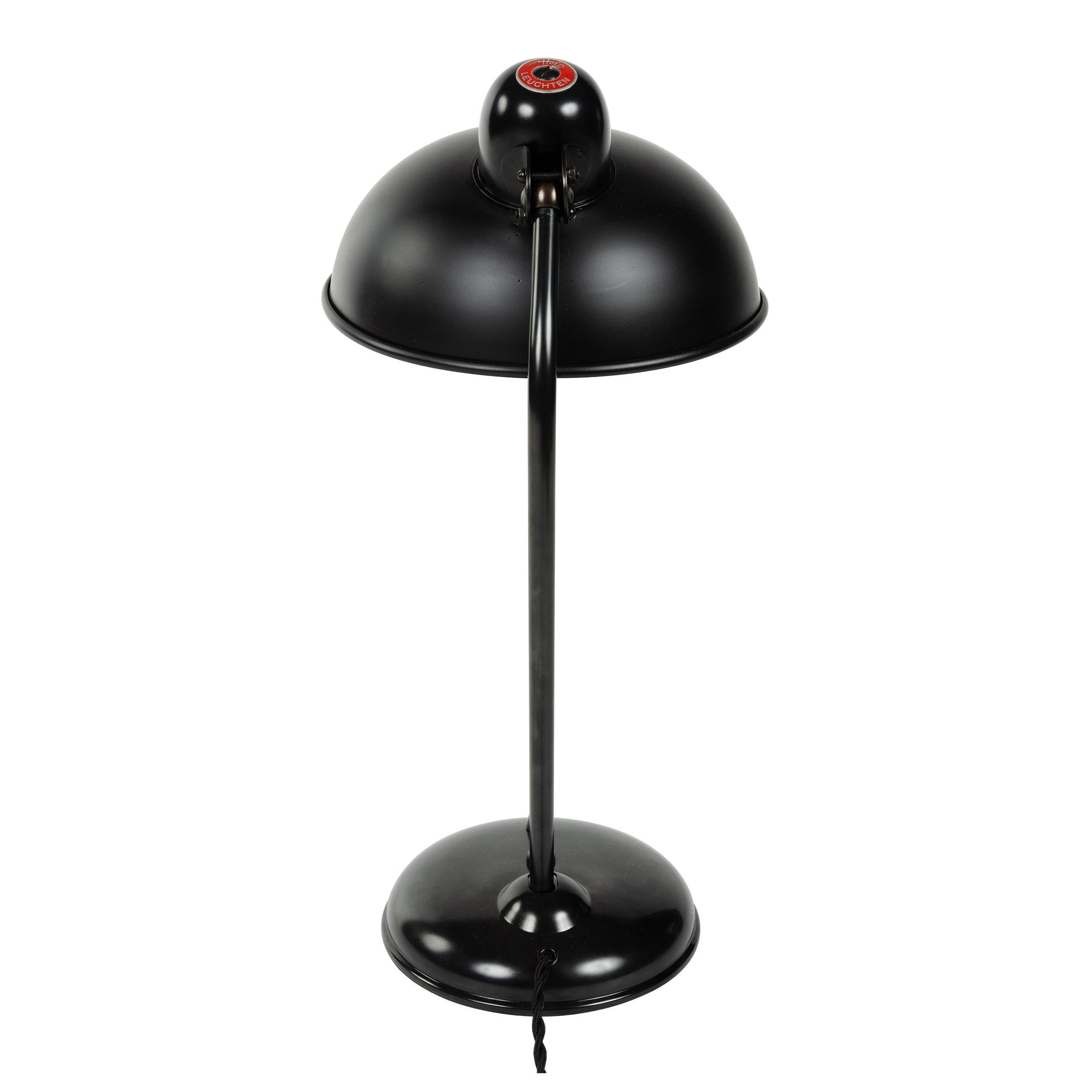 Eine schwarz patinierte Tischleuchte mit zwei verstellbaren Drehpunkten des Bauhaus-Designers Christian Dell. Hergestellt von Helo Leuchten in den 1930er-1940er Jahren.