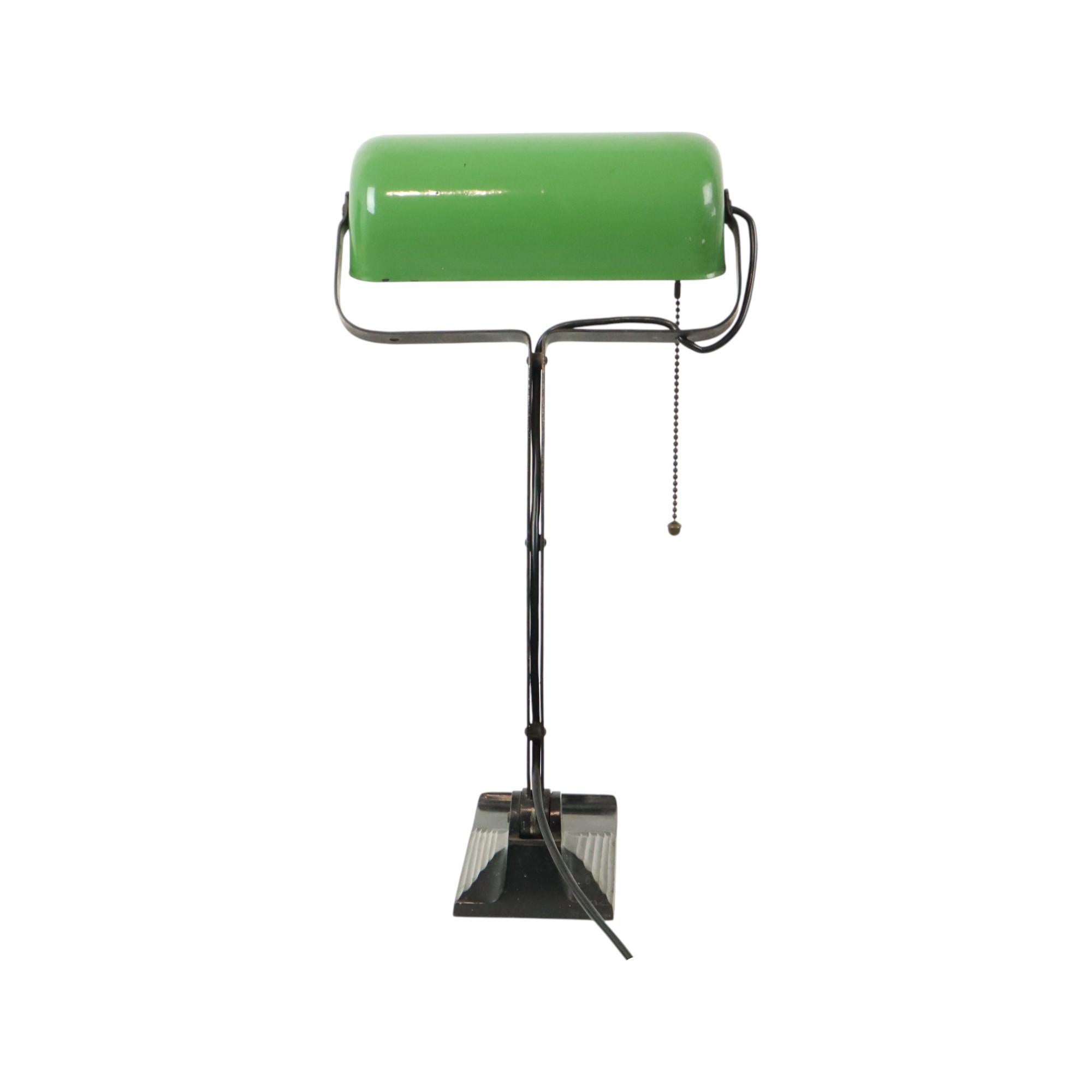 Lampe de bureau Bauhaus Erpe Modèle 52 en émail vert en vente 5