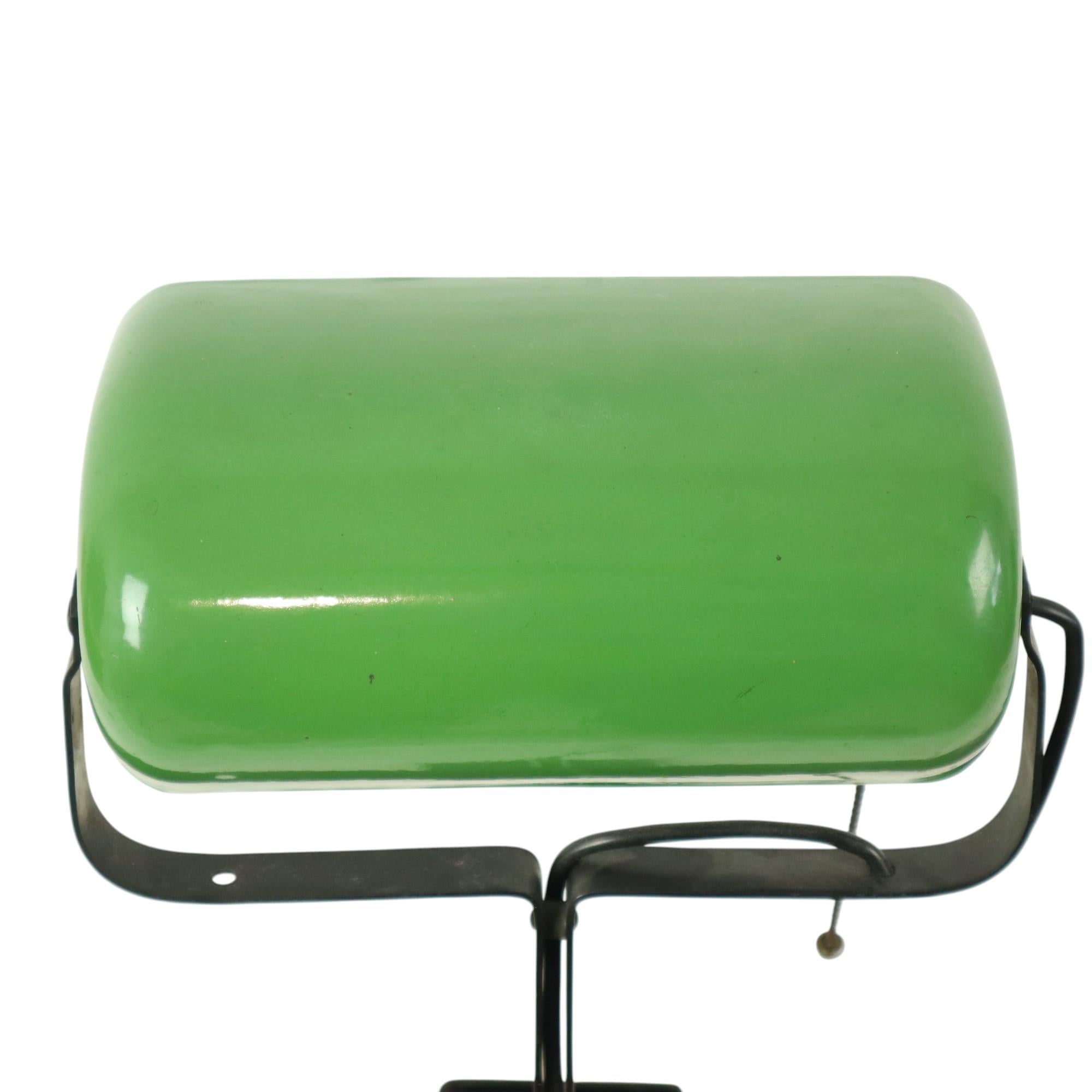Lampe de bureau Bauhaus Erpe Modèle 52 en émail vert en vente 6