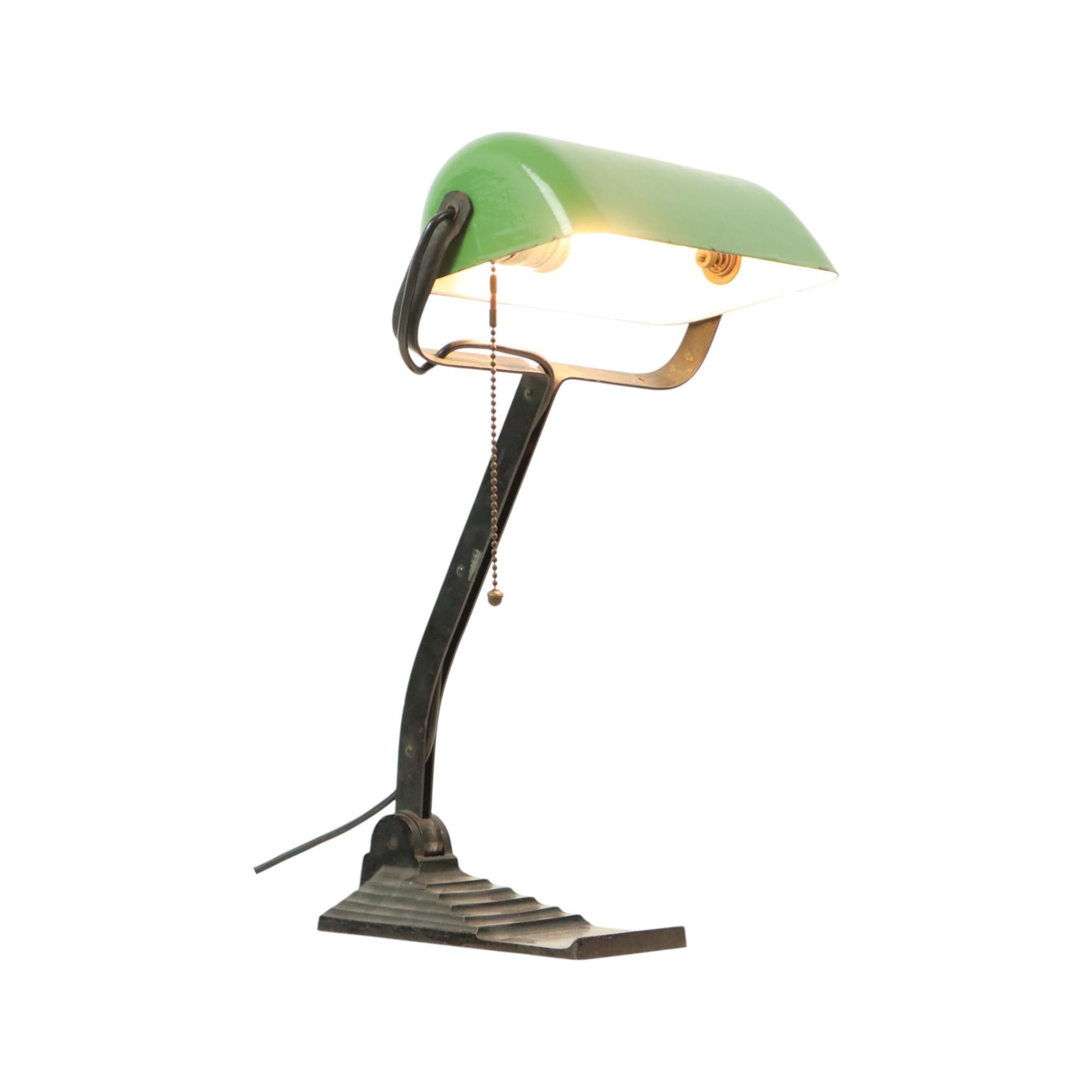 Iconique lampe de bureau art déco réglable, également appelée lampe de notaire ou lampe de banquier, fabriquée par la société belge Erpé, modèle no. 52, design industriel des années 1920-30, la base à gradins est inscrite T63.

Cette belle lampe est