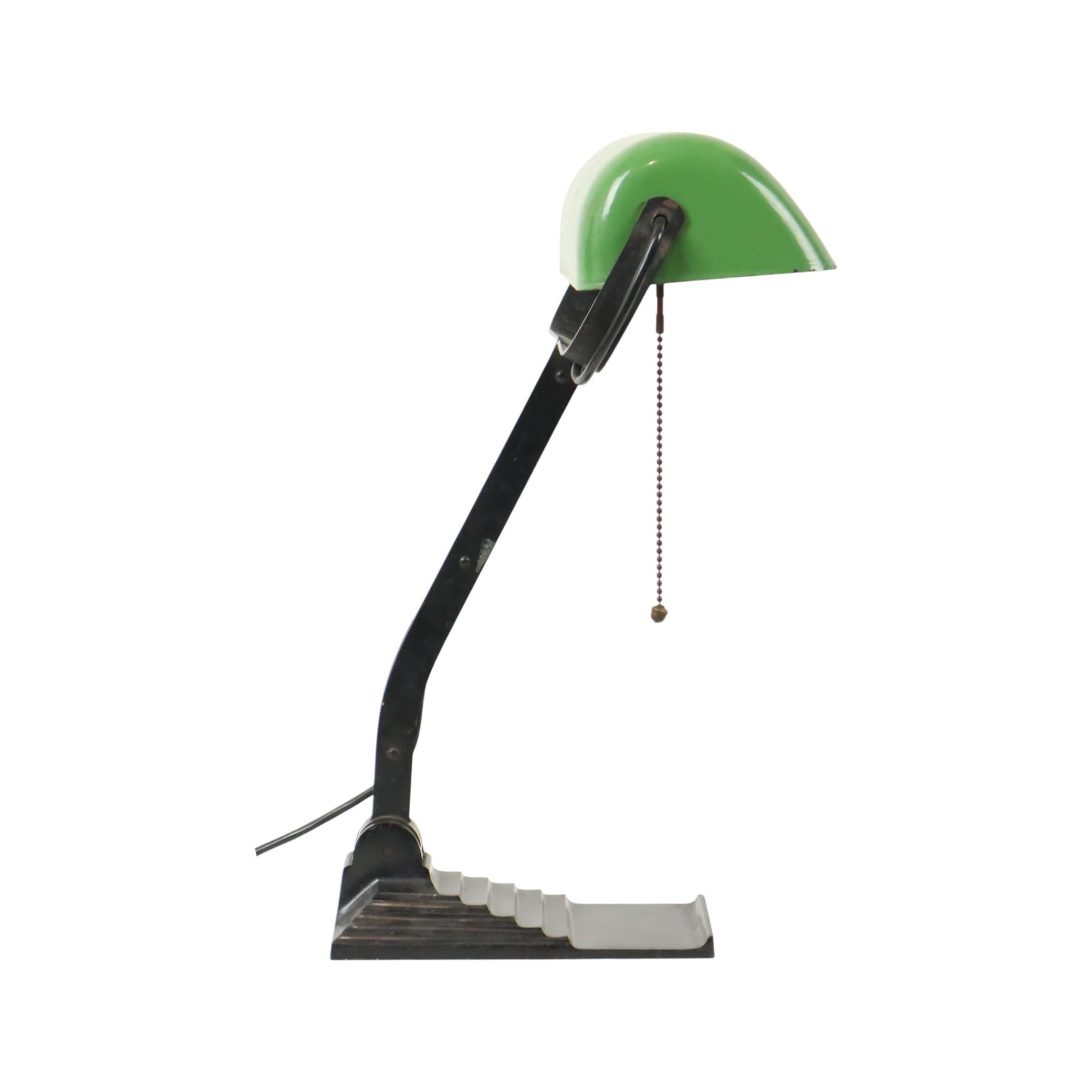 Belge Lampe de bureau Bauhaus Erpe Modèle 52 en émail vert en vente
