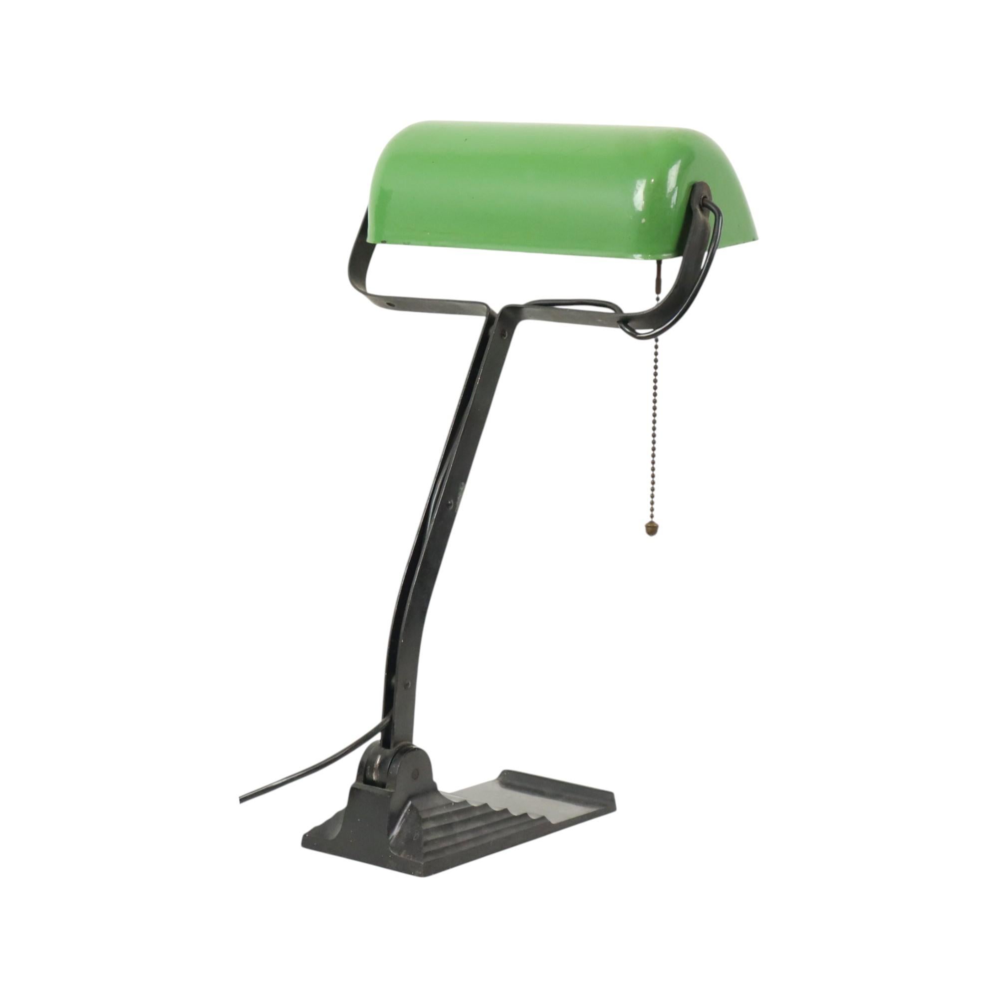 Lampe de bureau Bauhaus Erpe Modèle 52 en émail vert Bon état - En vente à Poperinge, BE