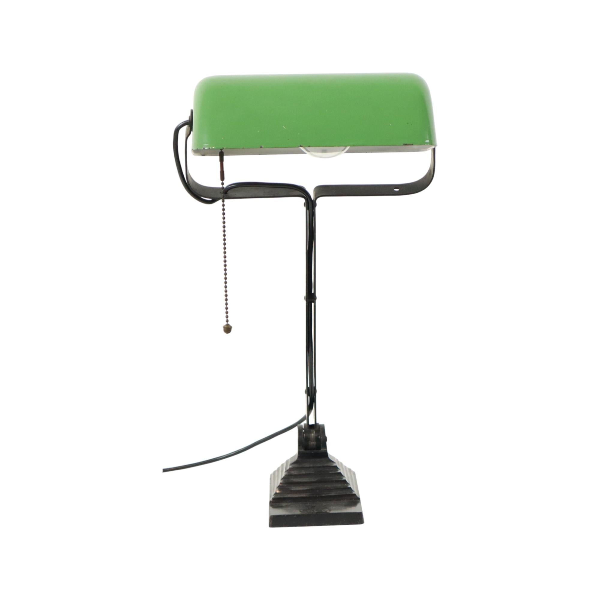 Milieu du XXe siècle Lampe de bureau Bauhaus Erpe Modèle 52 en émail vert en vente