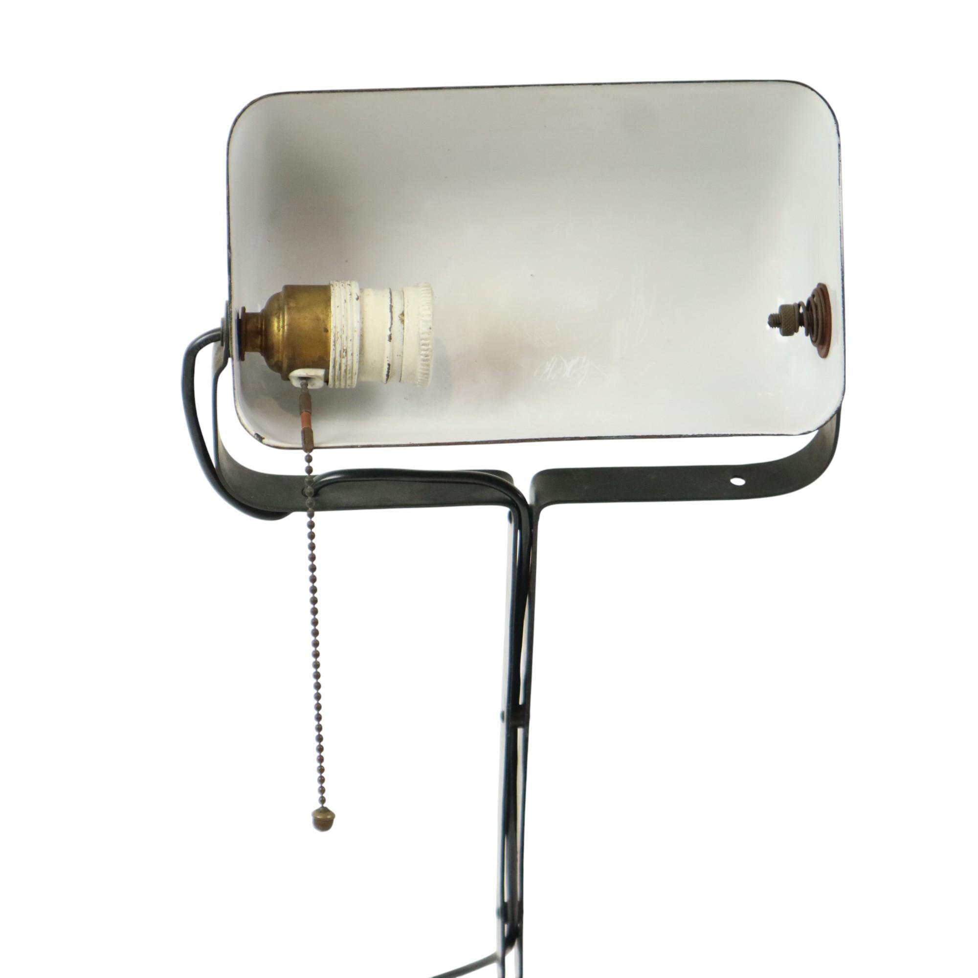 Émail Lampe de bureau Bauhaus Erpe Modèle 52 en émail vert en vente