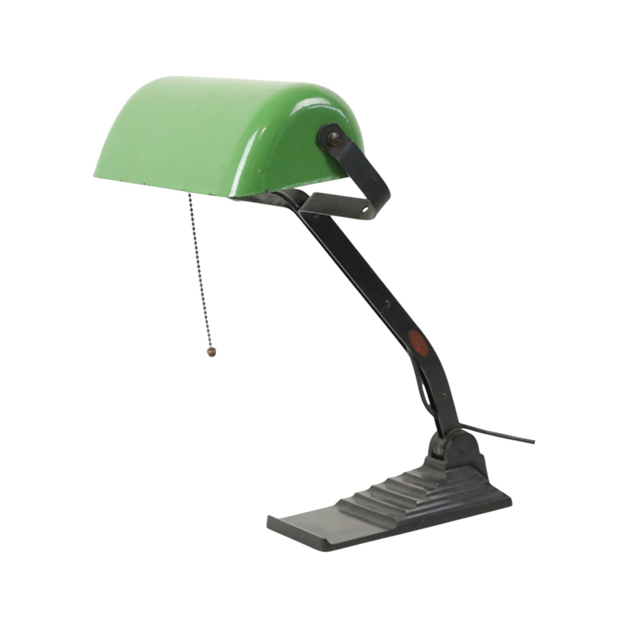 Lampe de bureau Bauhaus Erpe Modèle 52 en émail vert en vente 1