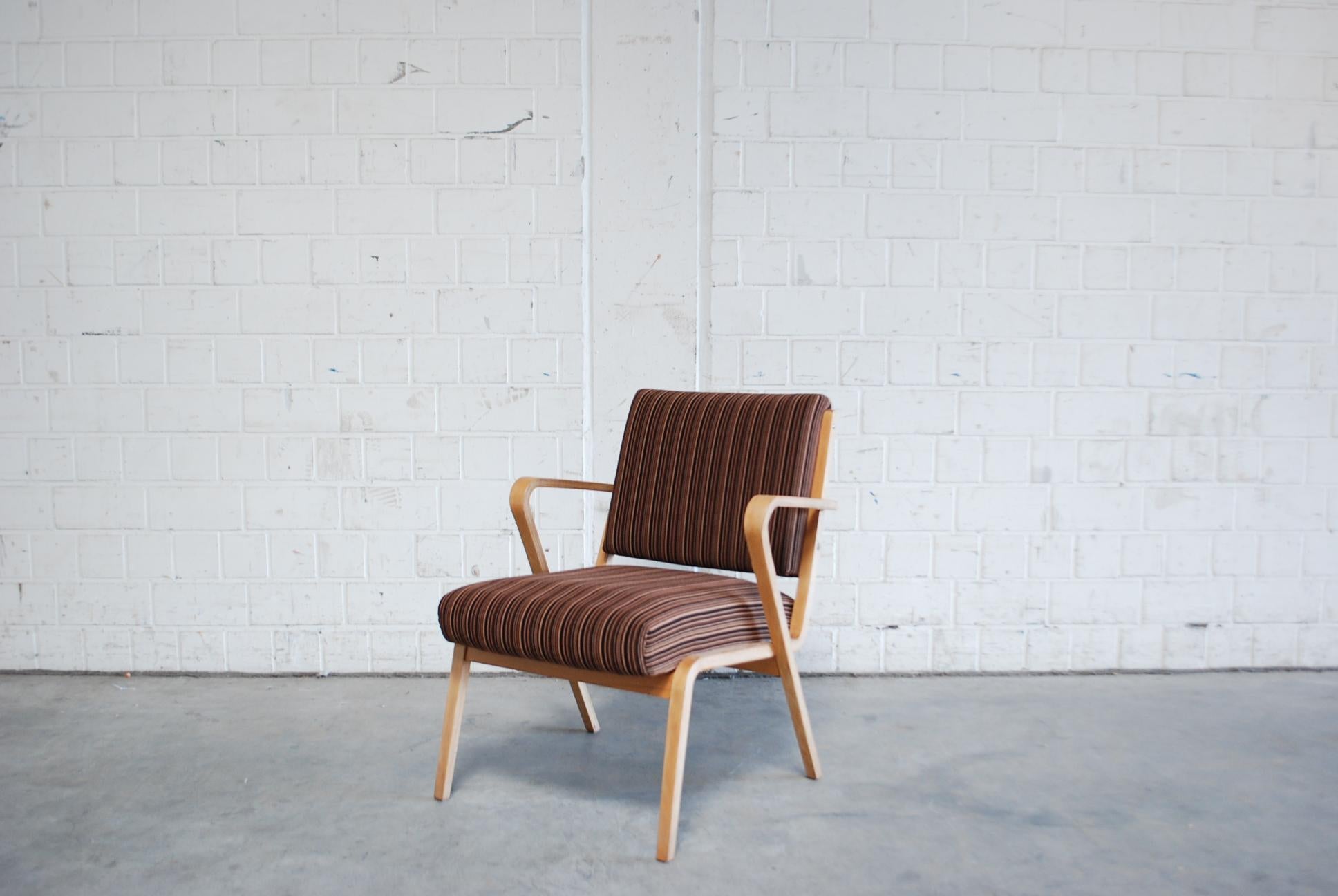 Ces fauteuils Bauhaus, modèle 53693 avec revêtement rayé, ont été conçus par Selman Selmanagic pour le VEB Deutsche Werkstätten Hellerau.
Ära allemande de style mi-séculaire Bauhaus de la RDA, conçue en 1957.
De 1945 à 1968, Selmanagic a été