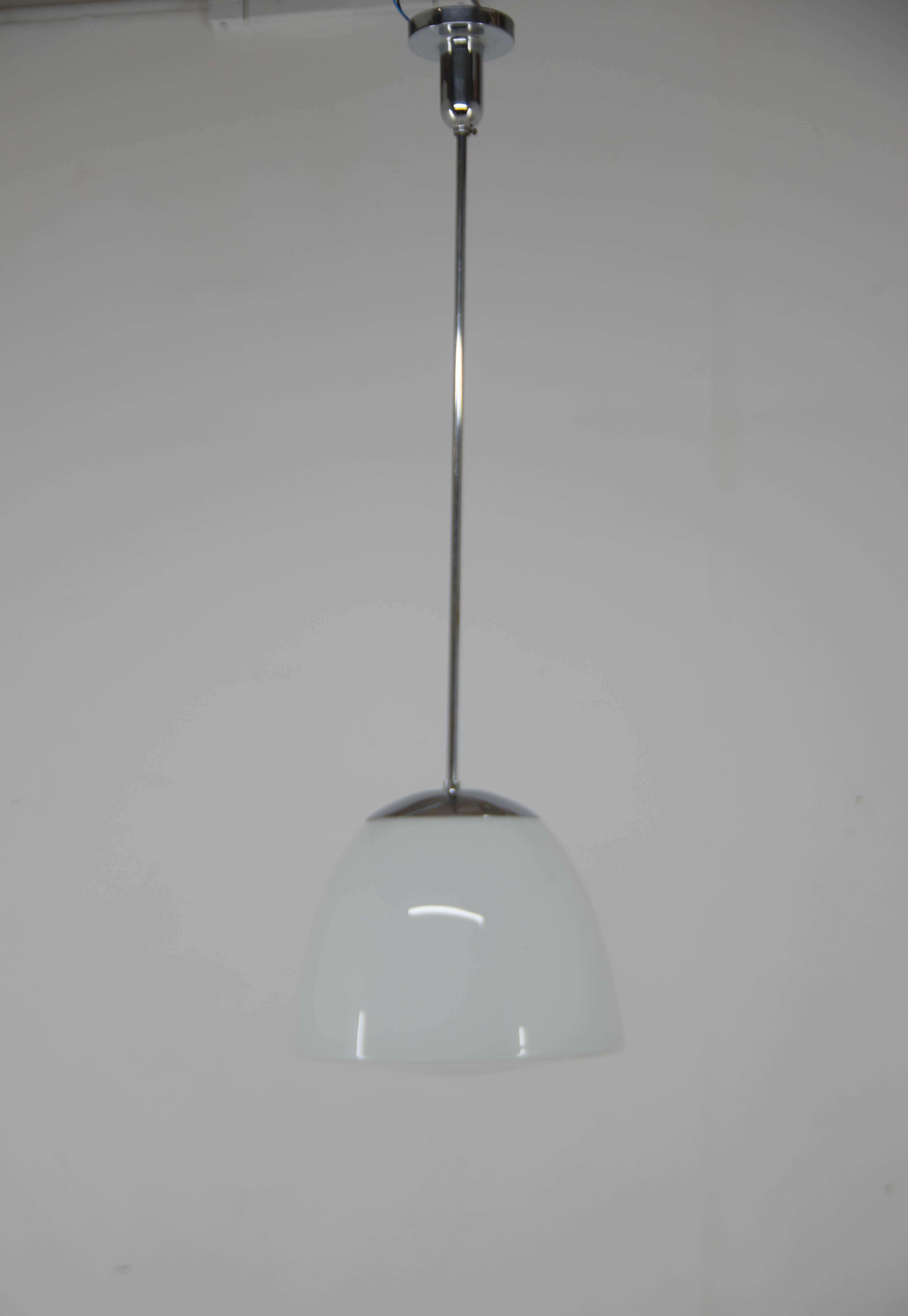 Bellissimo ciondolo Bauhaus semplice ed elegante realizzato da IAS in Cecoslovacchia.
L'asta nichelata può essere accorciata su richiesta.
Il paralume in vetro opalino è bianco nella parte superiore e semitrasparente in quella inferiore.
Nickel