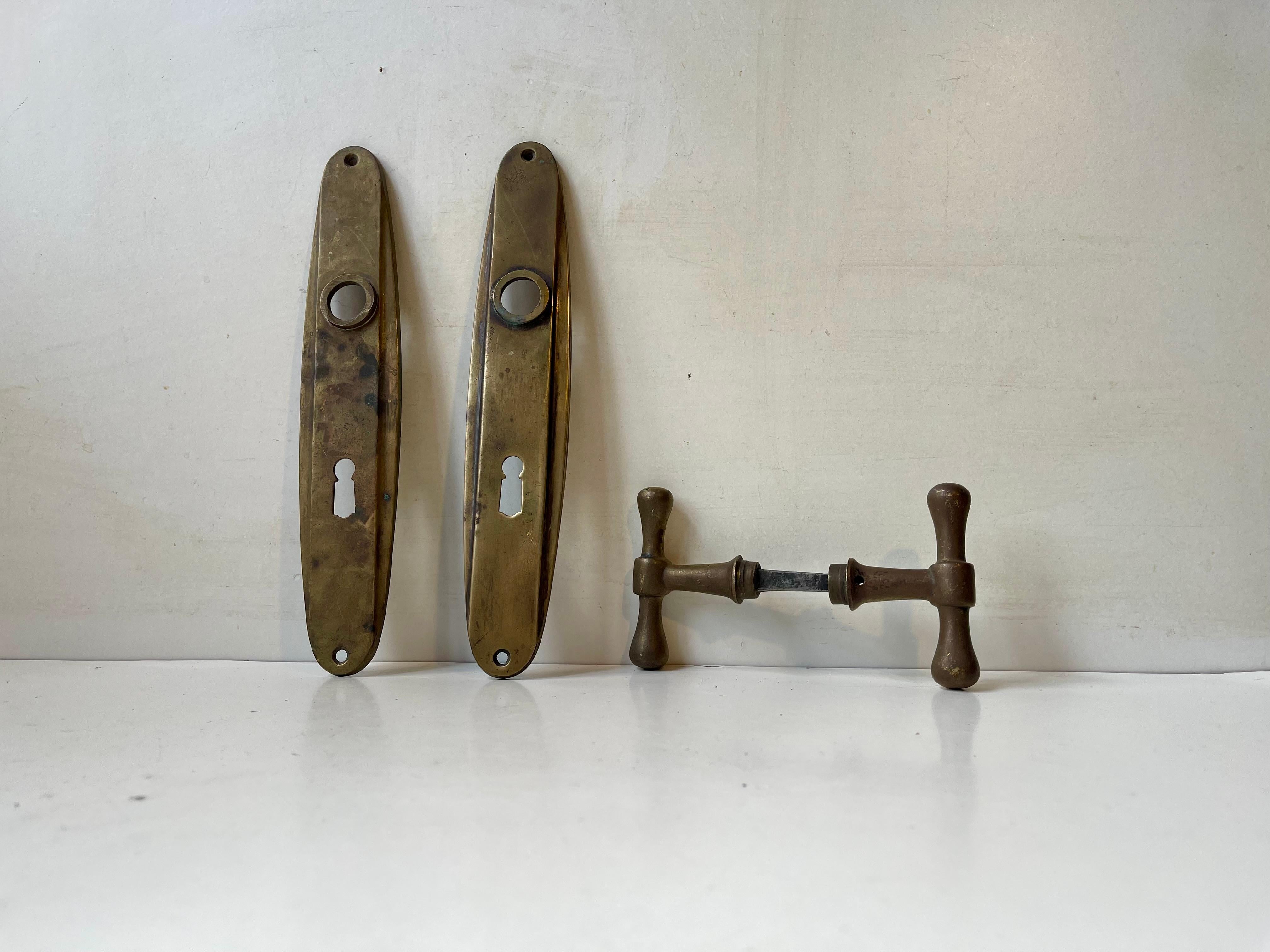 Un ensemble de deux poignées de porte avec des couvercles de serrure/clé ovales en laiton patiné (photo 1 et 2 de chaque ensemble). Les broches en laiton massif sont épaisses et arrondies en raison d'une utilisation excessive au fil des ans.