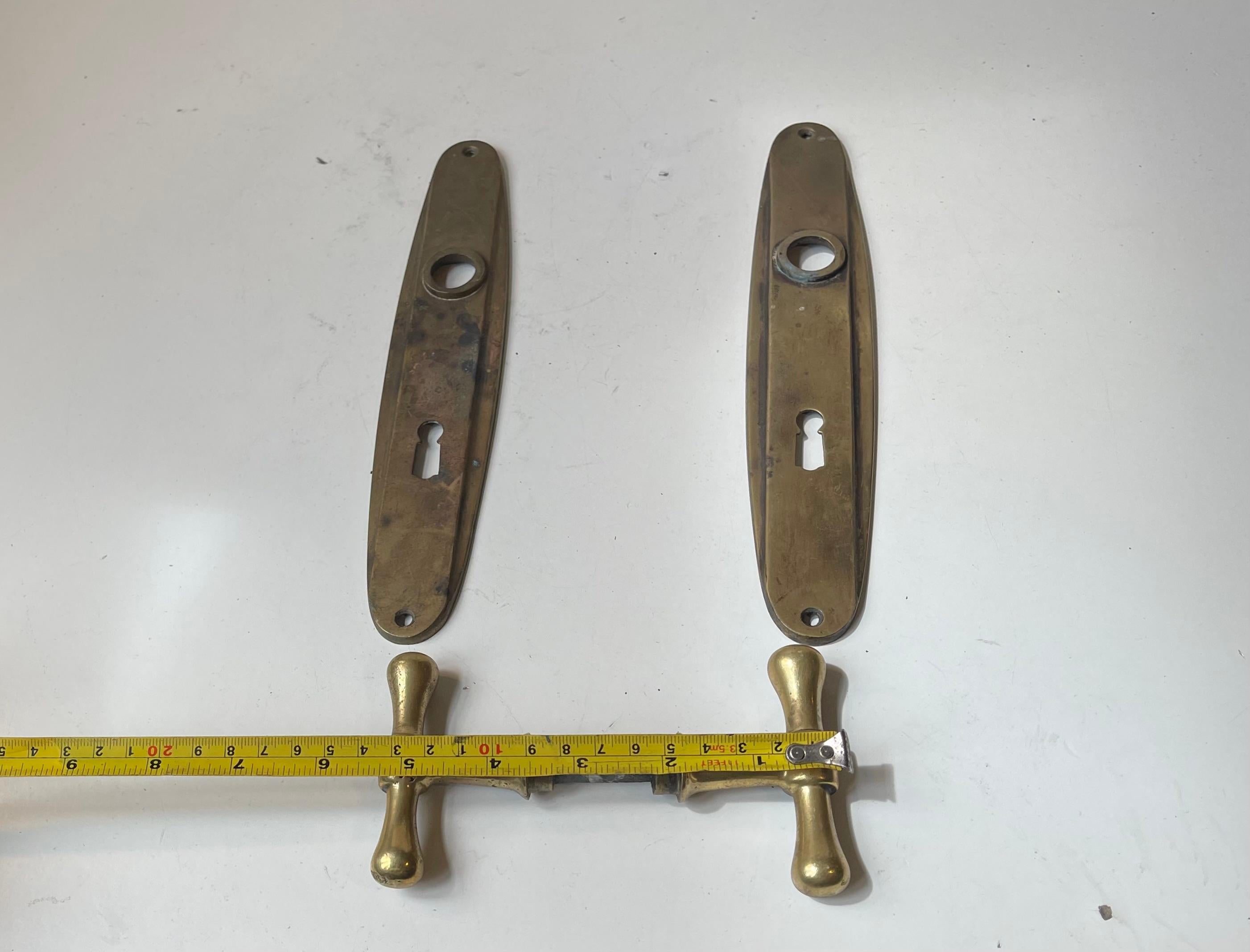 Milieu du XXe siècle Poignées de porte en laiton de l'époque Bauhaus, années 1930, lot de 2 en vente