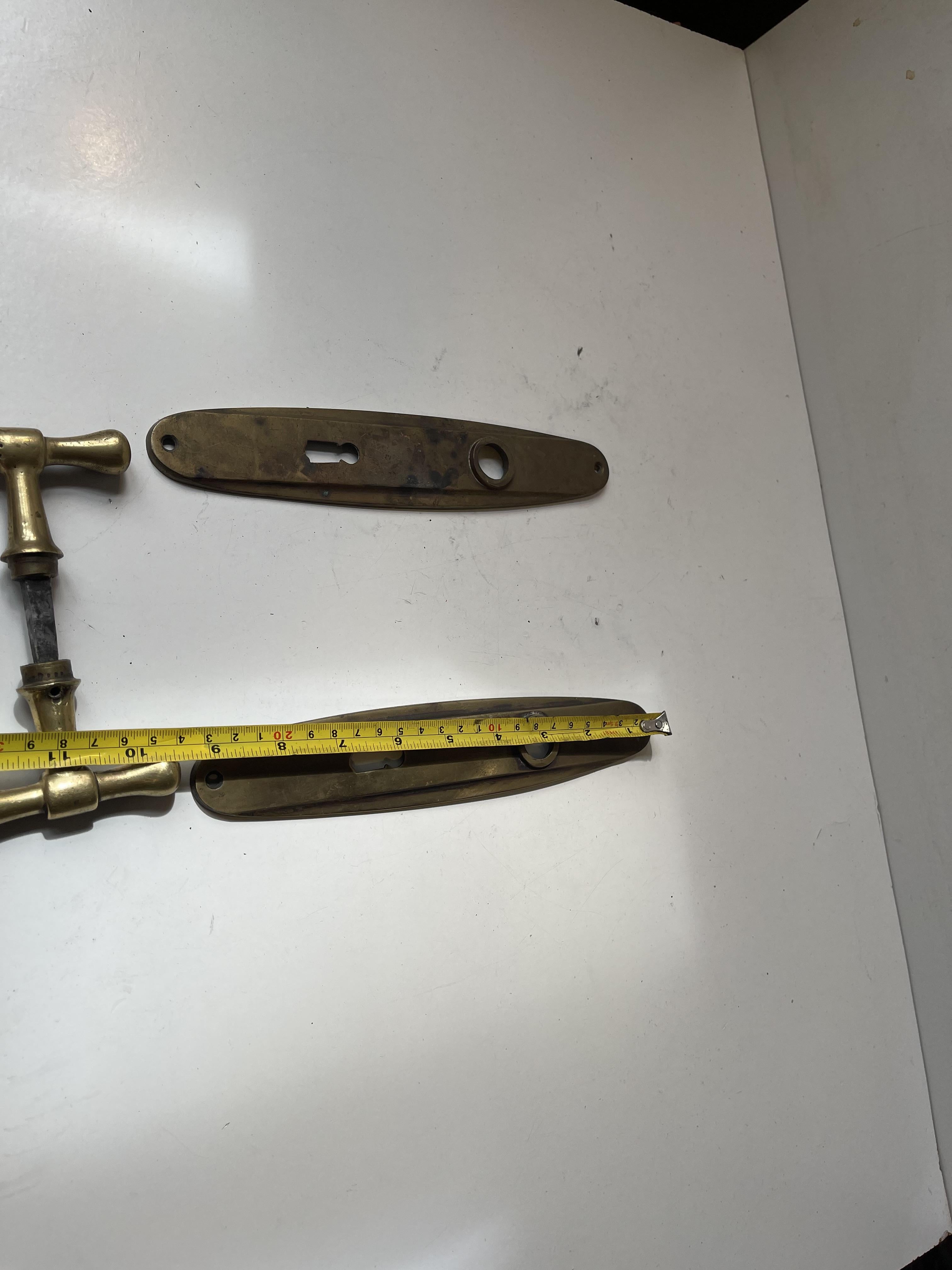 Laiton Poignées de porte en laiton de l'époque Bauhaus, années 1930, lot de 2 en vente