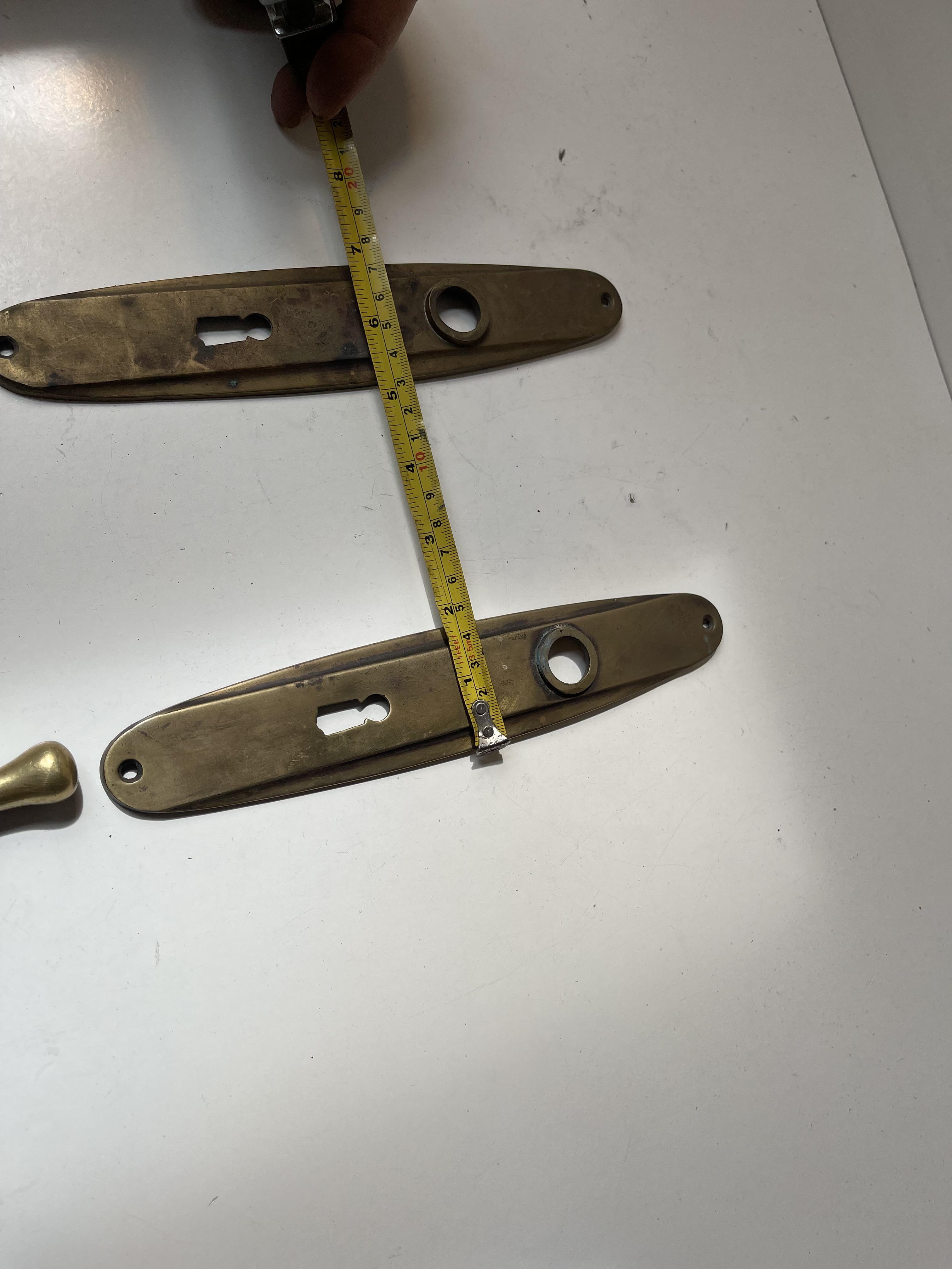 Poignées de porte en laiton de l'époque Bauhaus, années 1930, lot de 2 en vente 1