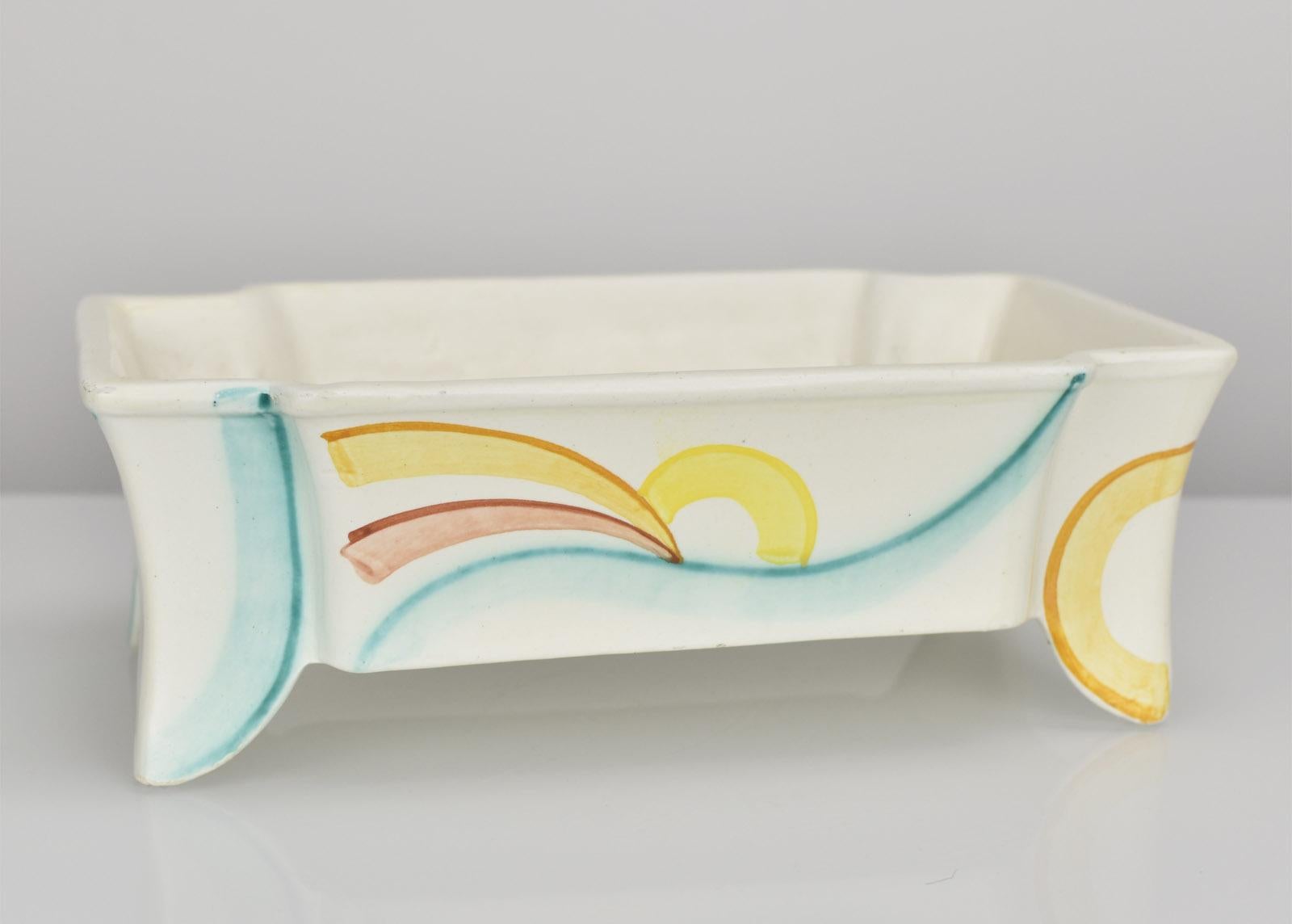 Cette exceptionnelle jardinière ou cache-pot en céramique datant de l'époque du Bauhaus a été conçue par la célèbre designer Eva Zeisel et produite par la Schramberger Majolika Manufaktur (SMF) en Allemagne. La pièce présente un motif