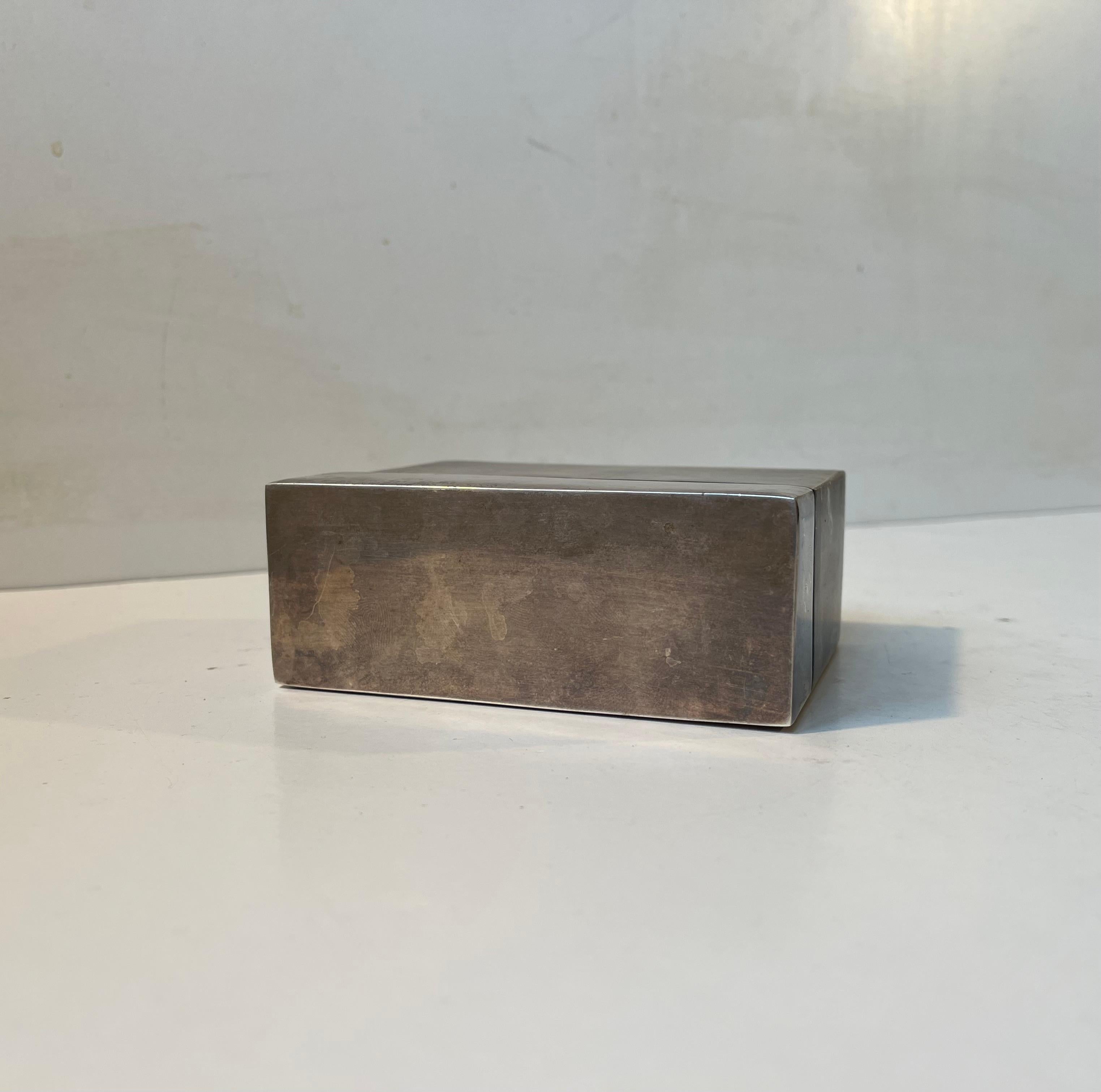 Un contenitore degli anni '30 per le sigarette o i piccoli oggetti personali. Stile semplice e distintivo Bauhaus - funzionalista. È realizzato in metallo bianco massiccio non marchiato. Un pezzo perfetto per interni onesti nel regno del moderno,